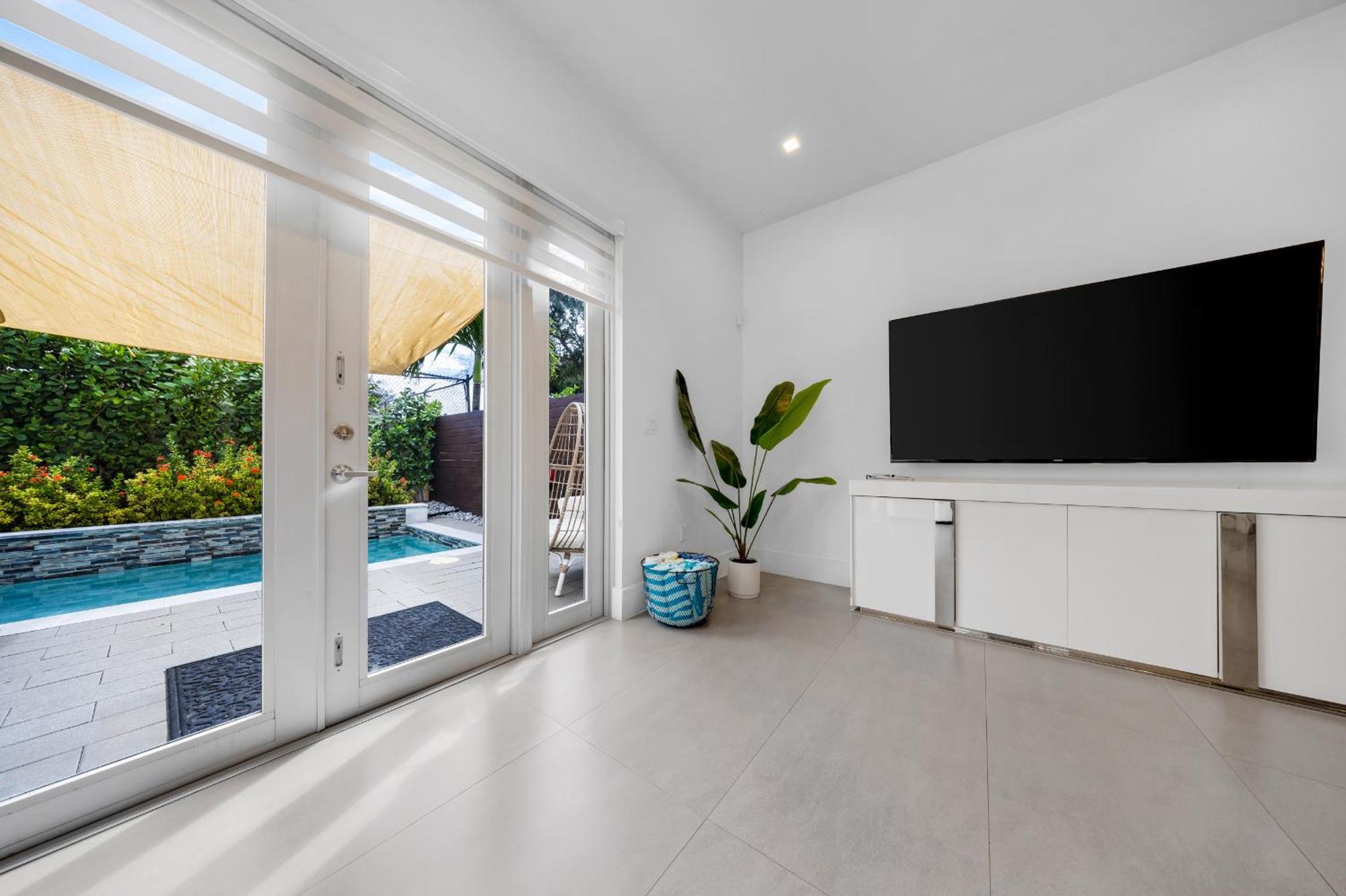 Coconut Grove Casita With Private Plunge Pool, Gated Villa Miami