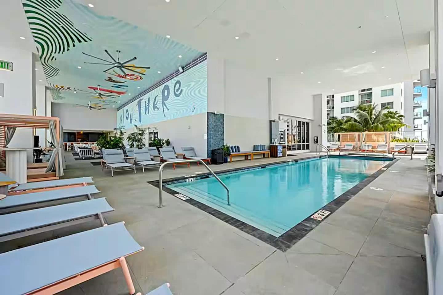 Sky-high Oasis Large Pool & Gym Apartment