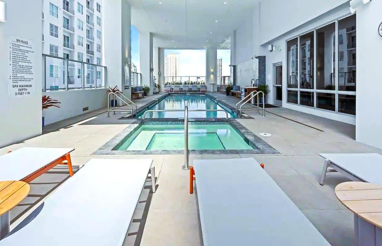 Apartment Sky-high Oasis Large Pool & Gym Miami