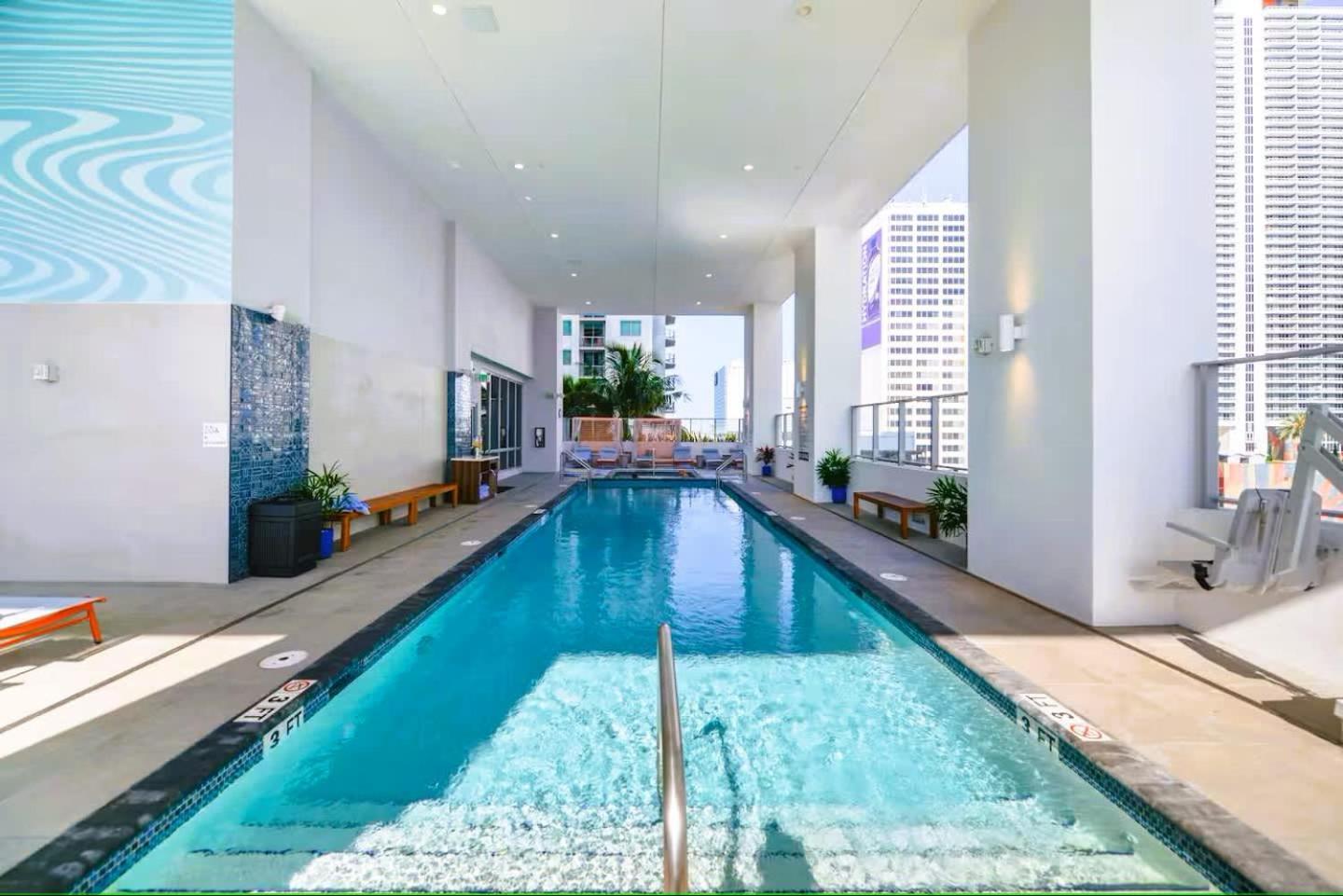 Sky-high Oasis Large Pool & Gym * Miami