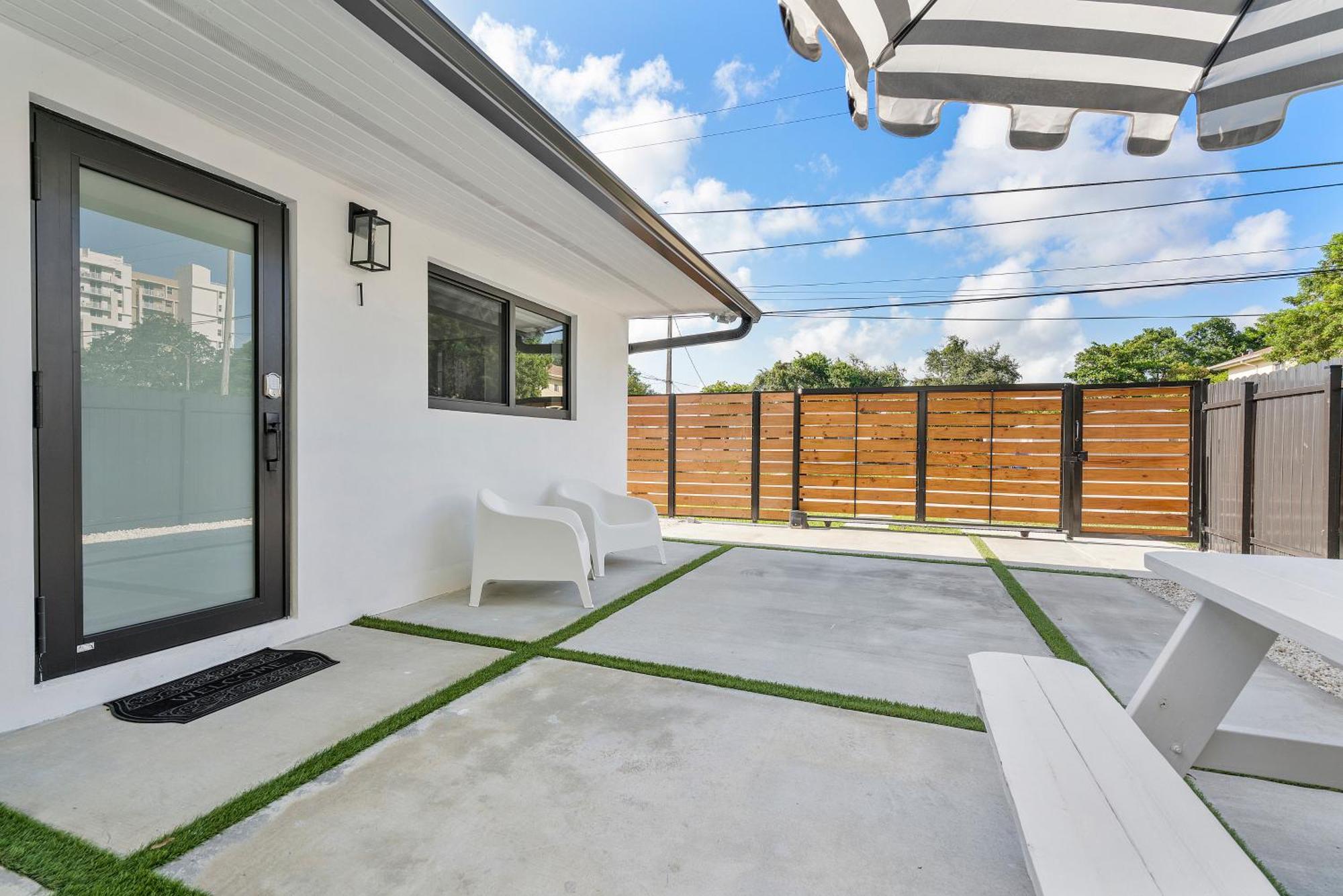 Heart Of Wd Pool & Close To Beach Apartment