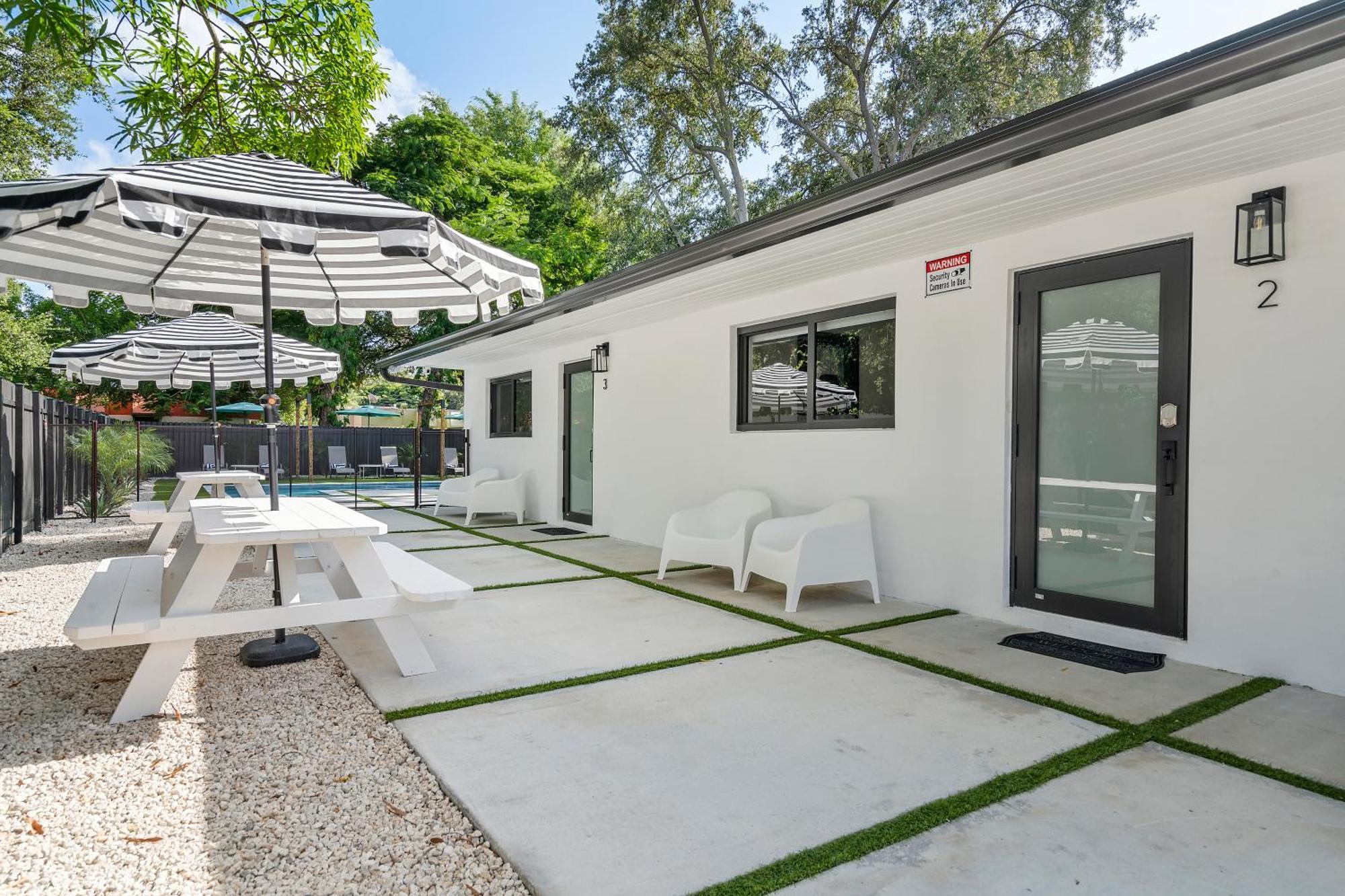 Apartment Getaway Luxe Pool Garden & Courtyard