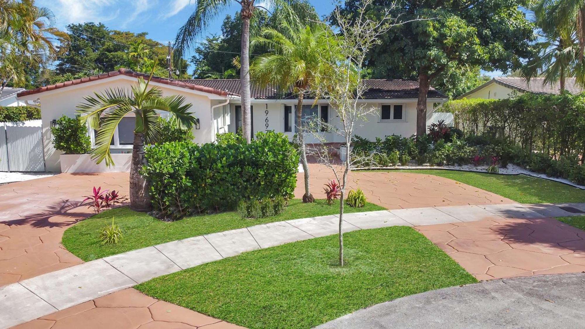 Gated Blanca 5br 3ba With Heated Pool & Bbq *