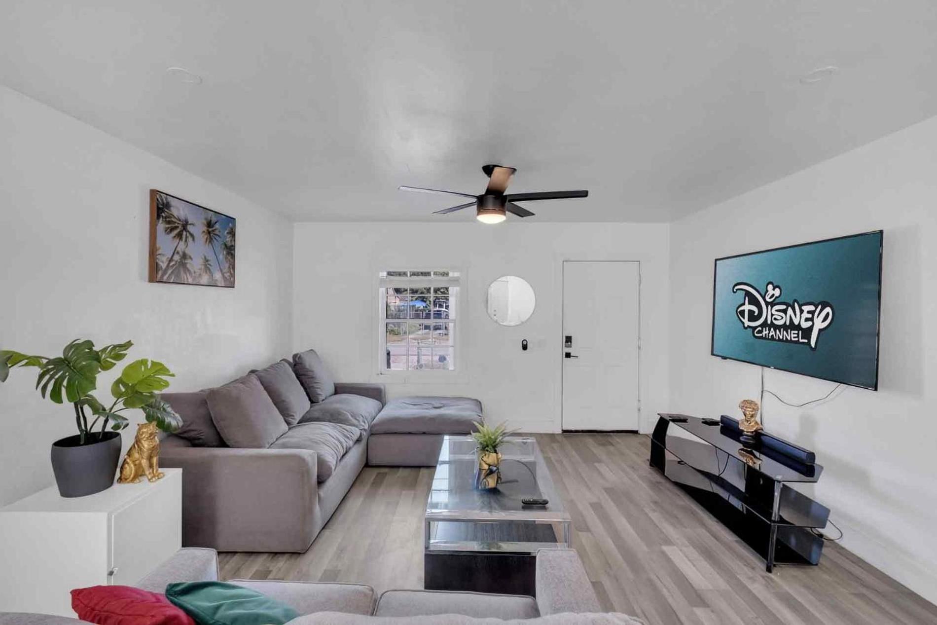 Casa de férias Happy House Miami! Same Name Everywhere - 3 Bedroom House - 1 King - 3 Queens *
