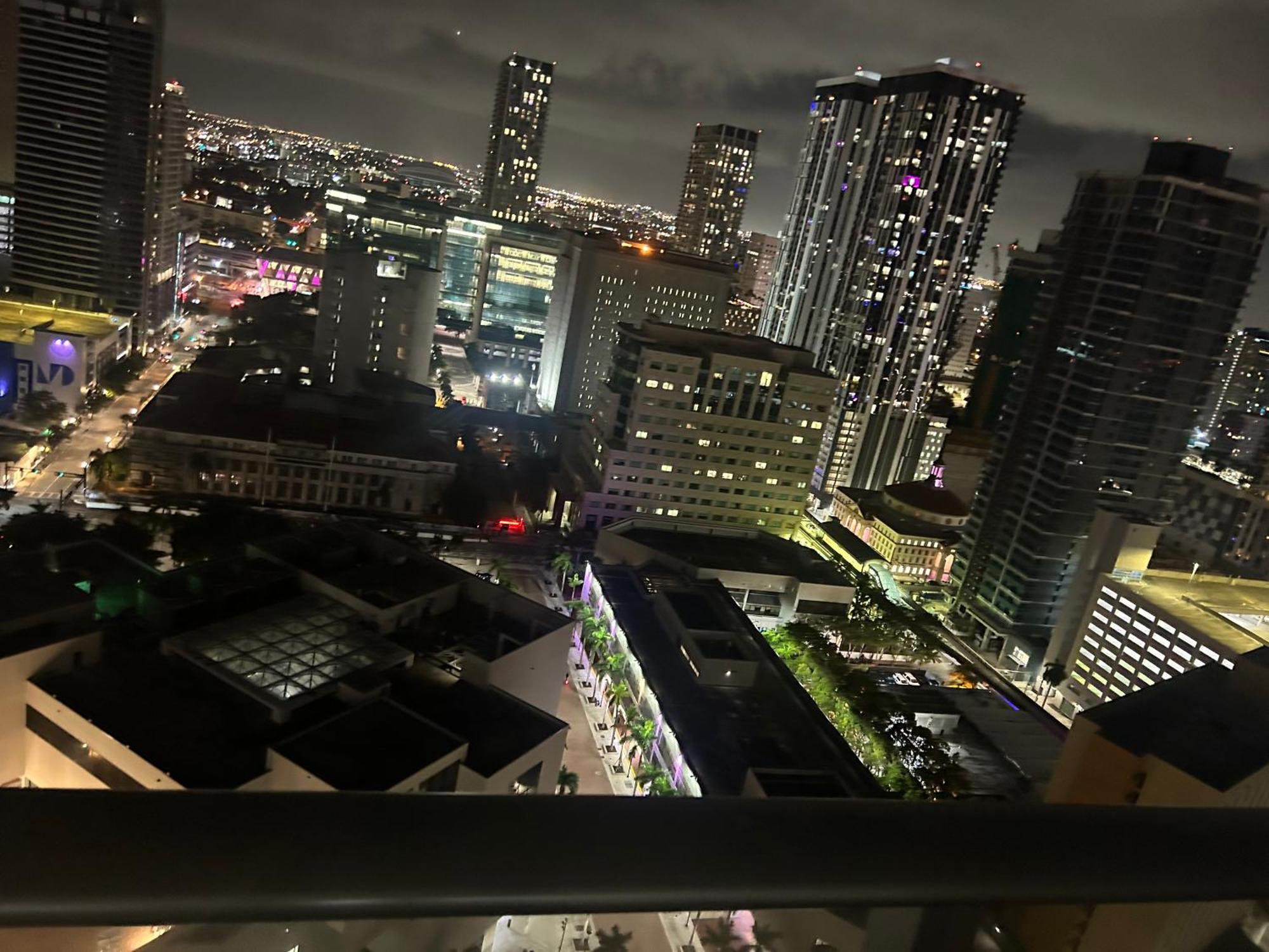 Luxury High Rise Apartamento
