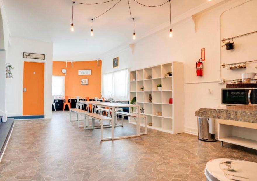 Women Only - Men Only - Free Wifi - Coffee Parking - Lockers Albergue