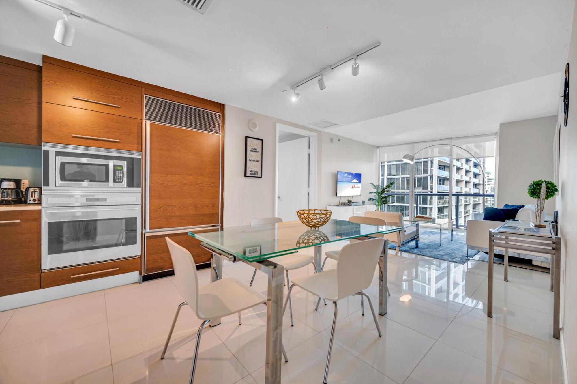High Floor Icon Brickell Bay & Pool View 5 Star Apartment
