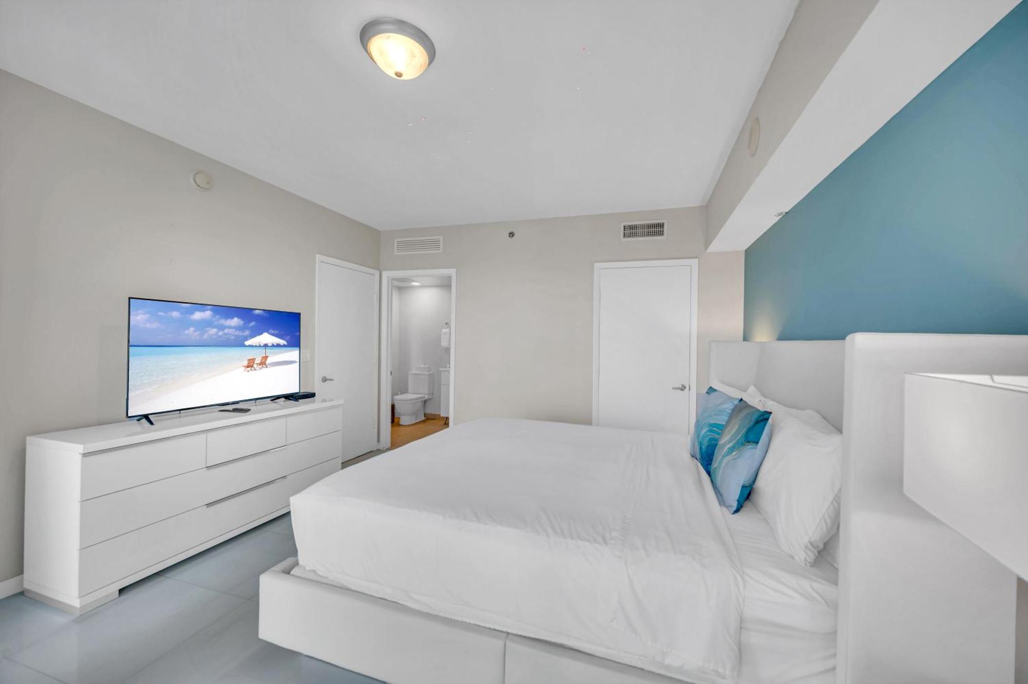 High Floor Icon Brickell Bay & Pool View 5 Star Apartment