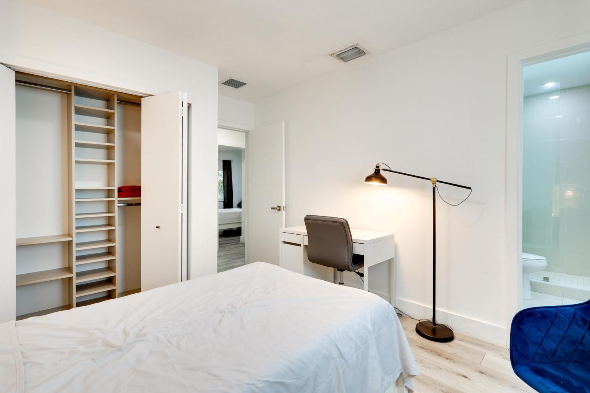 Spacious And Serene Walk To Metrorail! Holiday home Miami