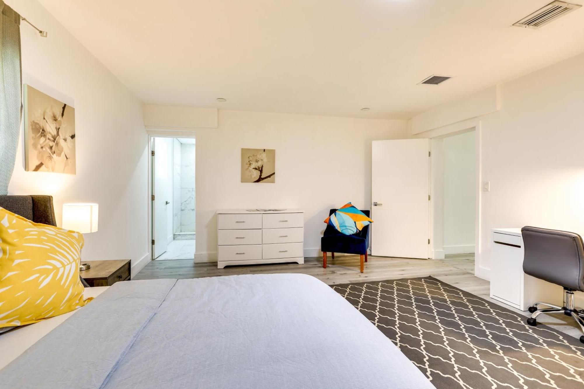 Spacious And Serene Walk To Metrorail! * Miami