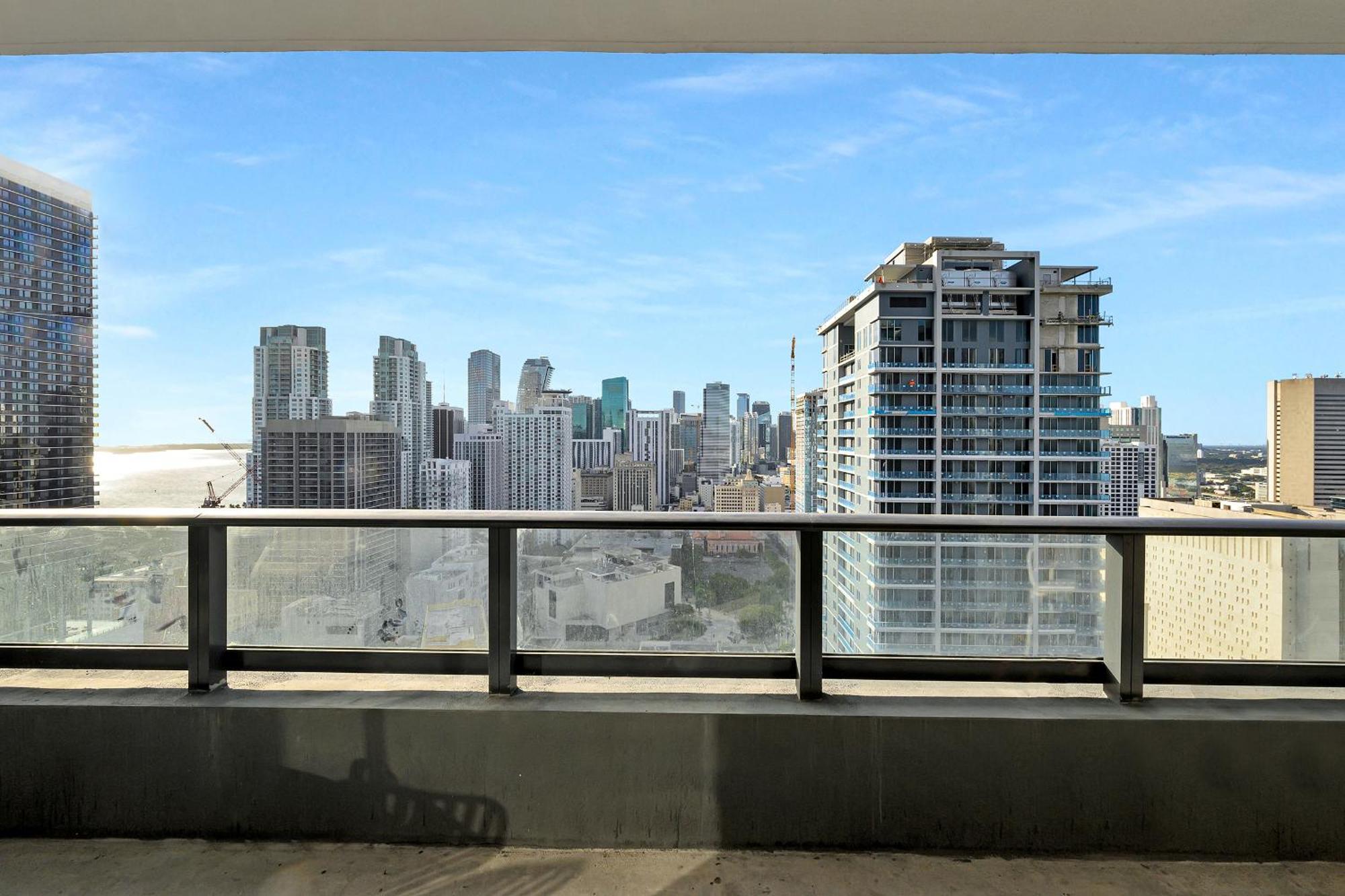 Stylish One Bedroom Steps From Kaseya Center & Port Of Miami- Daily Fee And Parking Not Included Apartment *