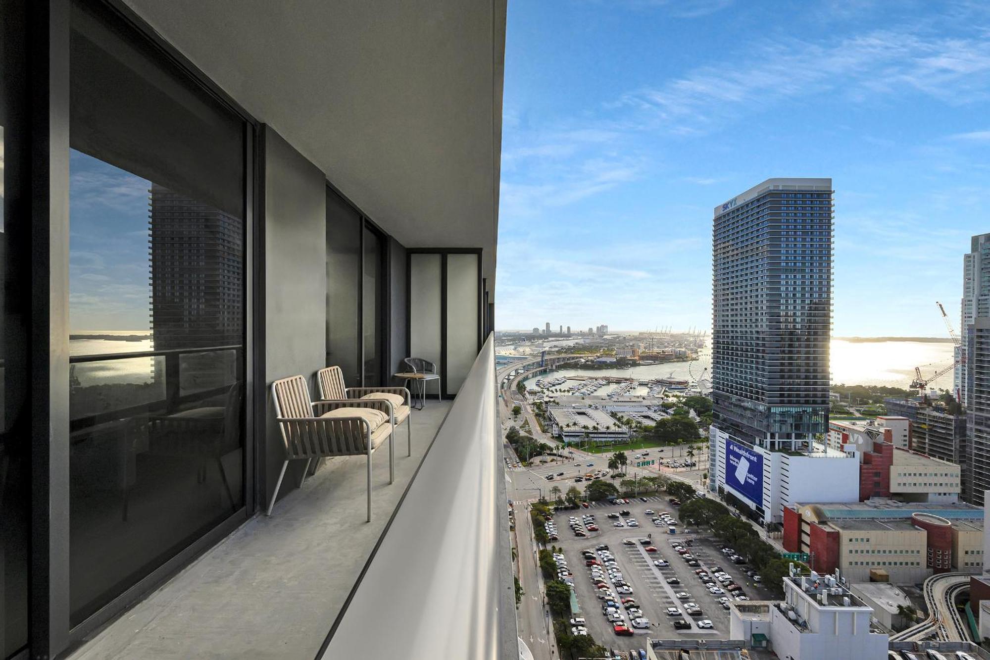Stylish One Bedroom Steps From Kaseya Center & Port Of Miami- Daily Fee And Parking Not Included Apartment Miami