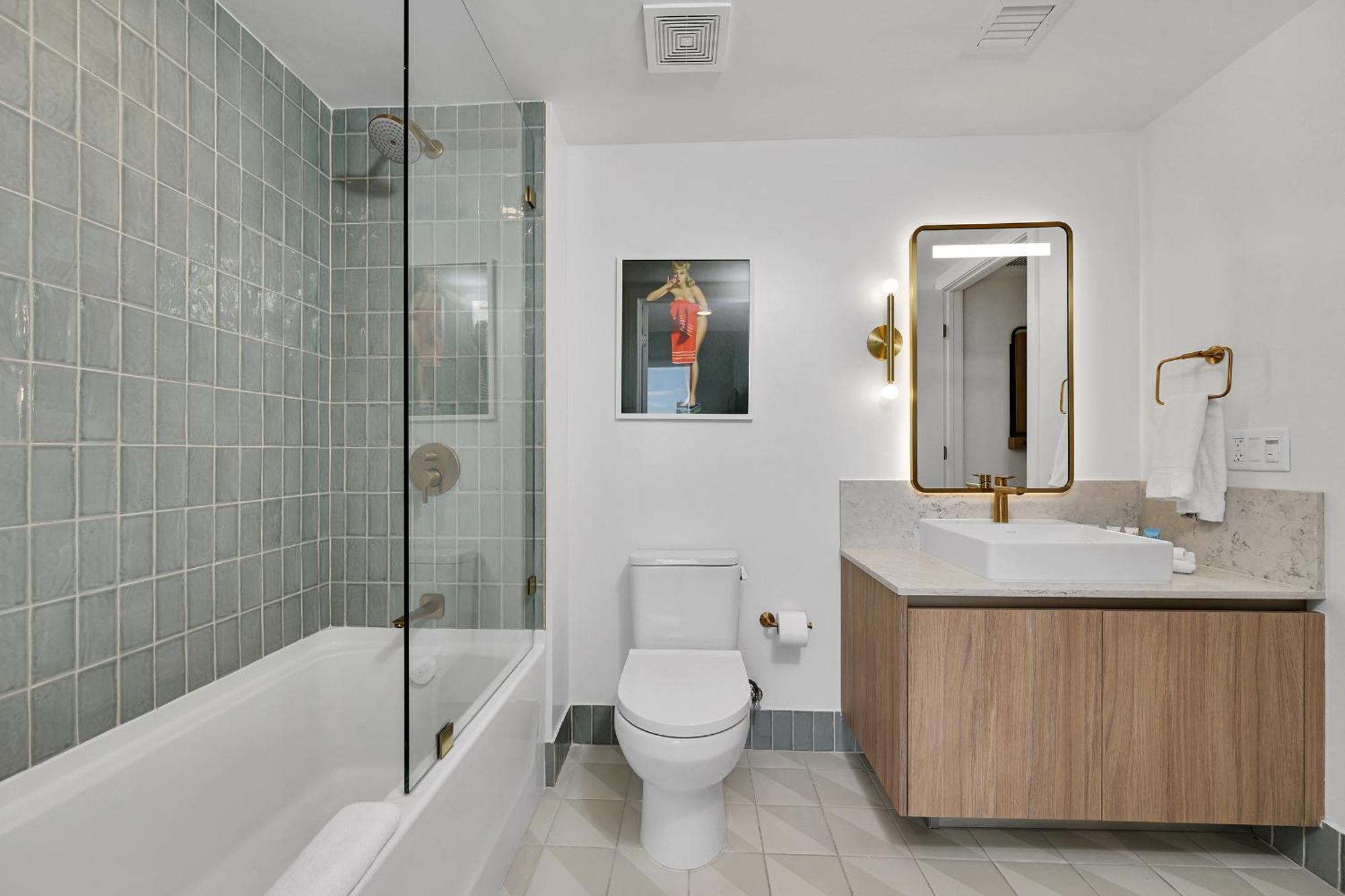 Stylish One Bedroom Steps From Kaseya Center & Port Of Miami- Daily Fee And Parking Not Included *