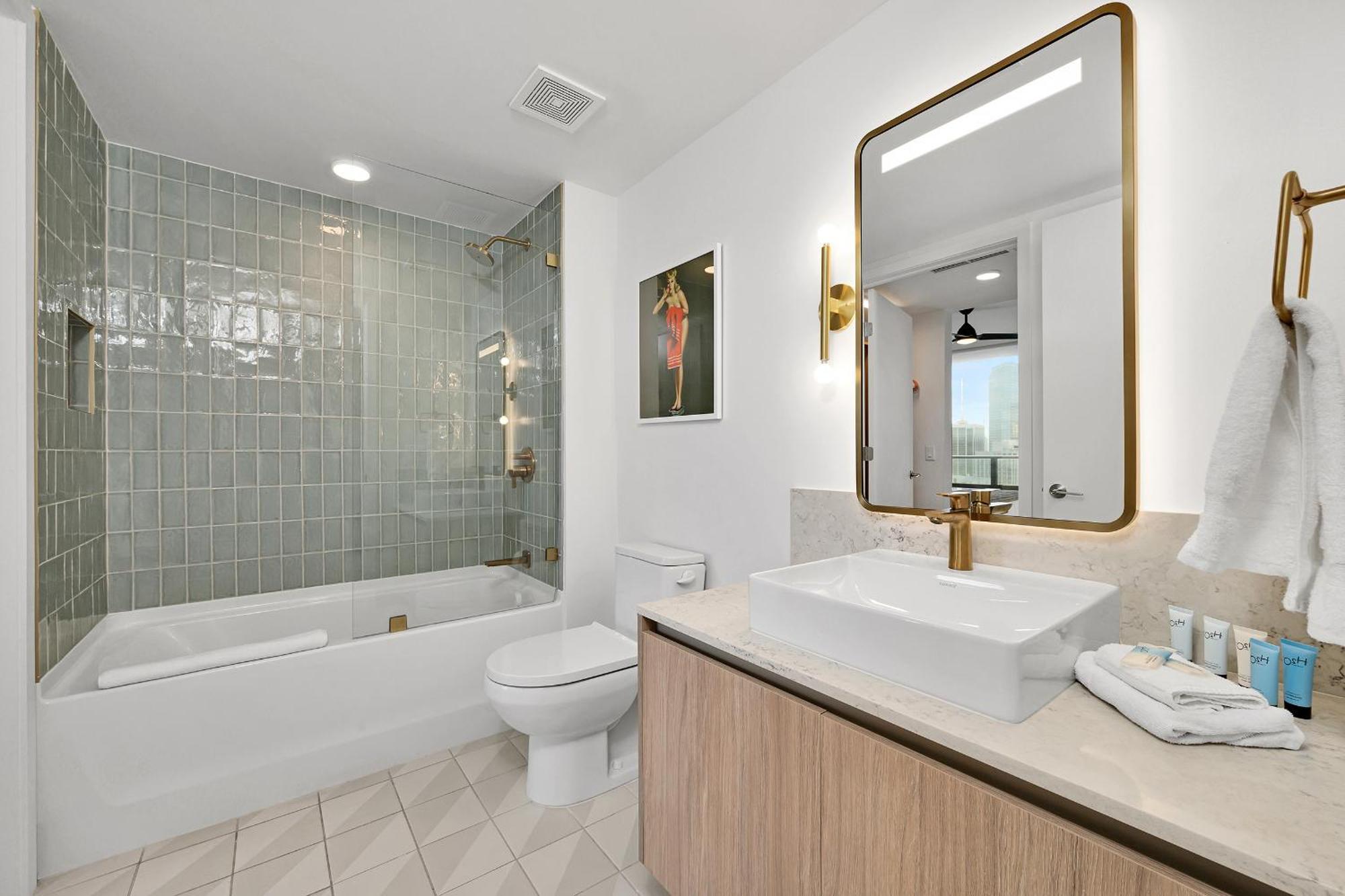 Stylish One Bedroom Steps From Kaseya Center & Port Of Miami- Daily Fee And Parking Not Included