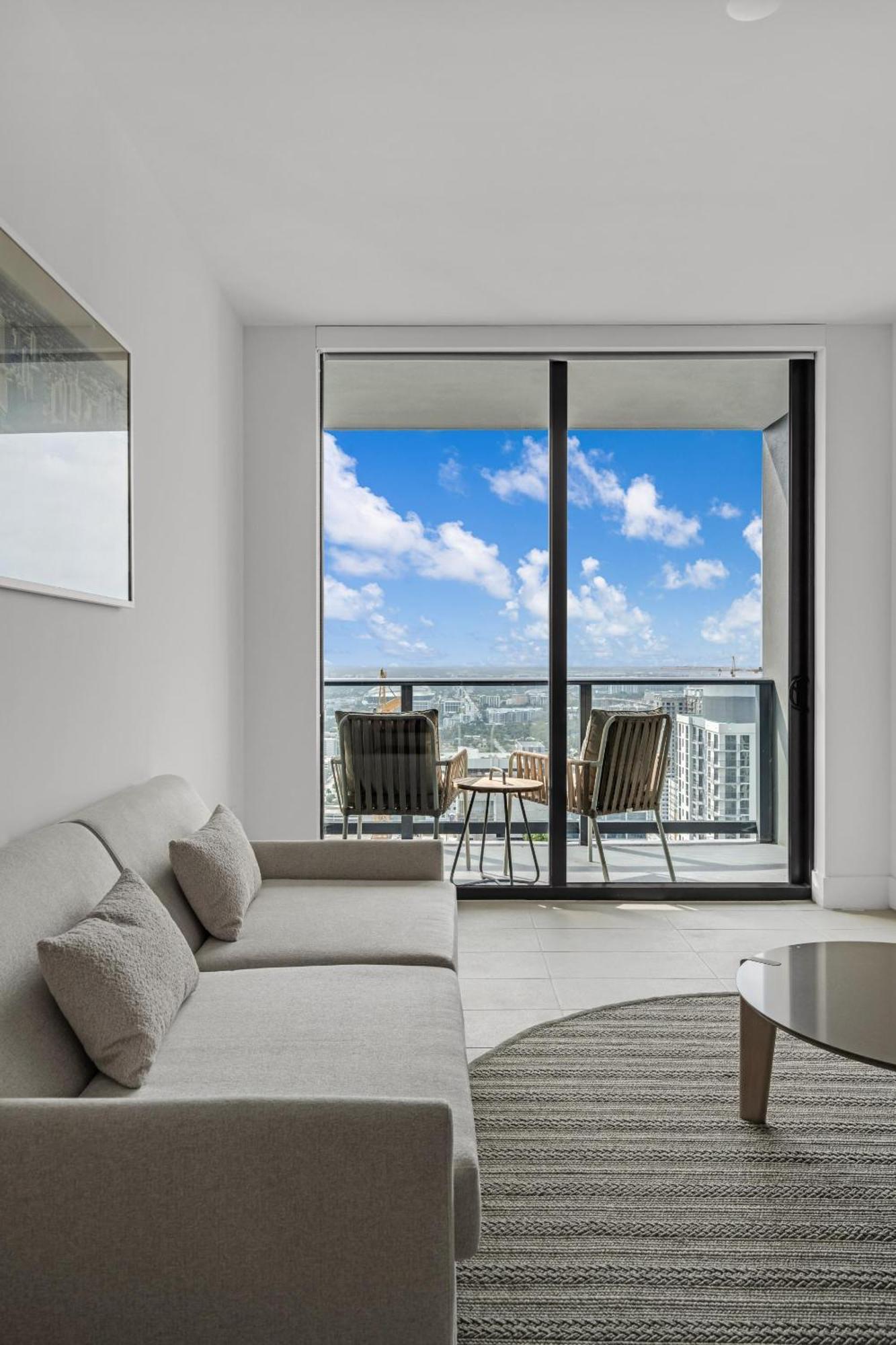 Modern 1br With Breathtaking Views Heart Of Downtown Apartment