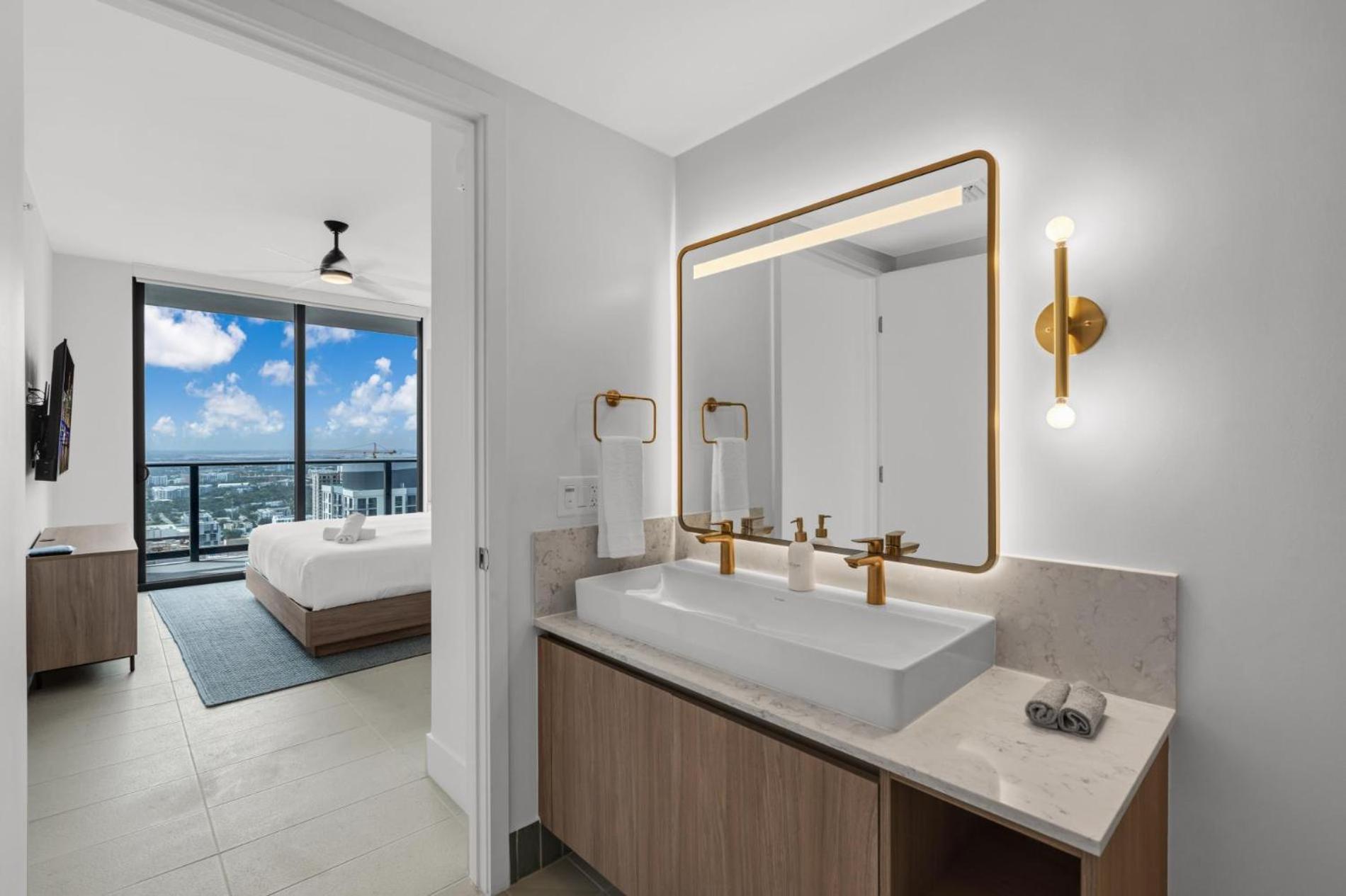 Modern 1br With Breathtaking Views Heart Of Downtown Apartment