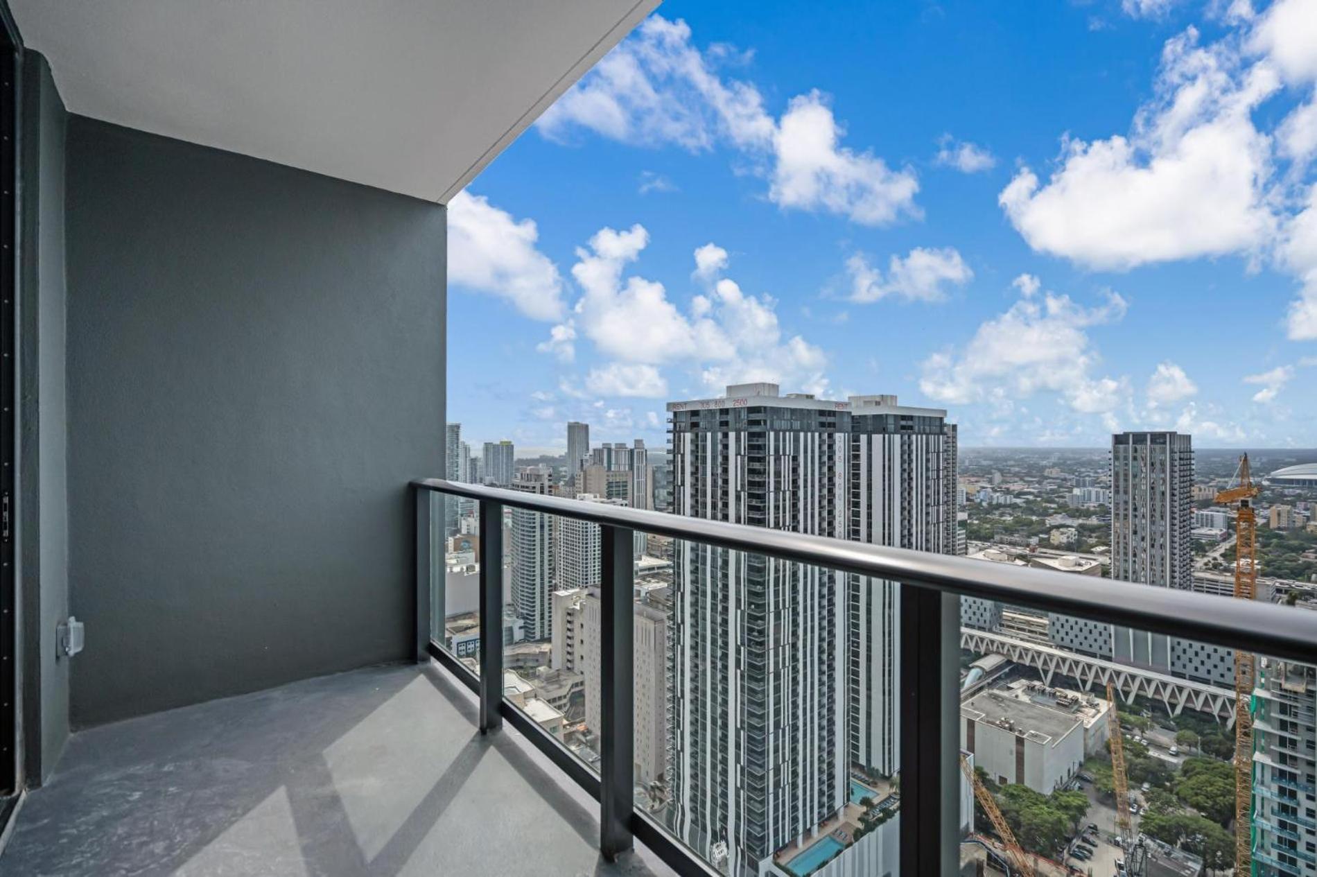 Modern 1br With Breathtaking Views Heart Of Downtown Apartment