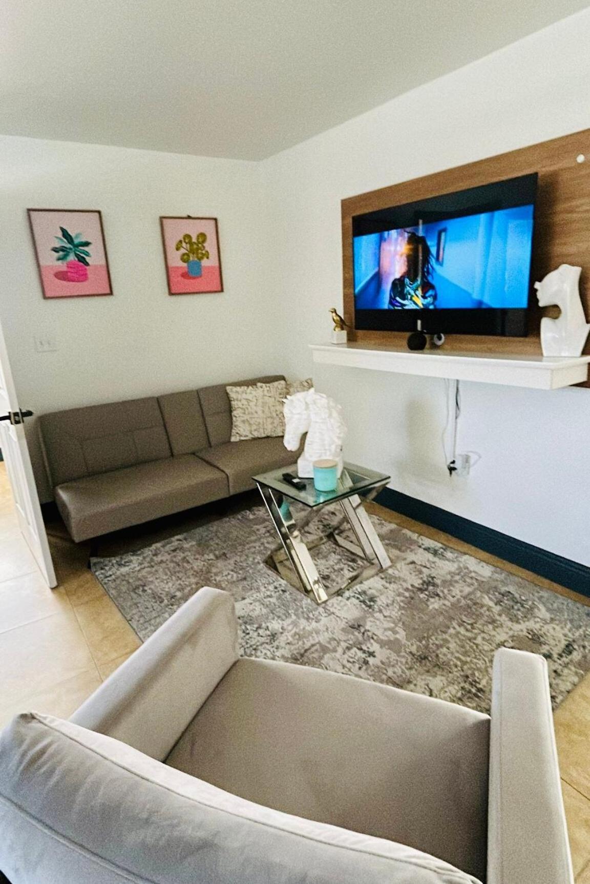 Stylish Escape By International Airport Apartment *