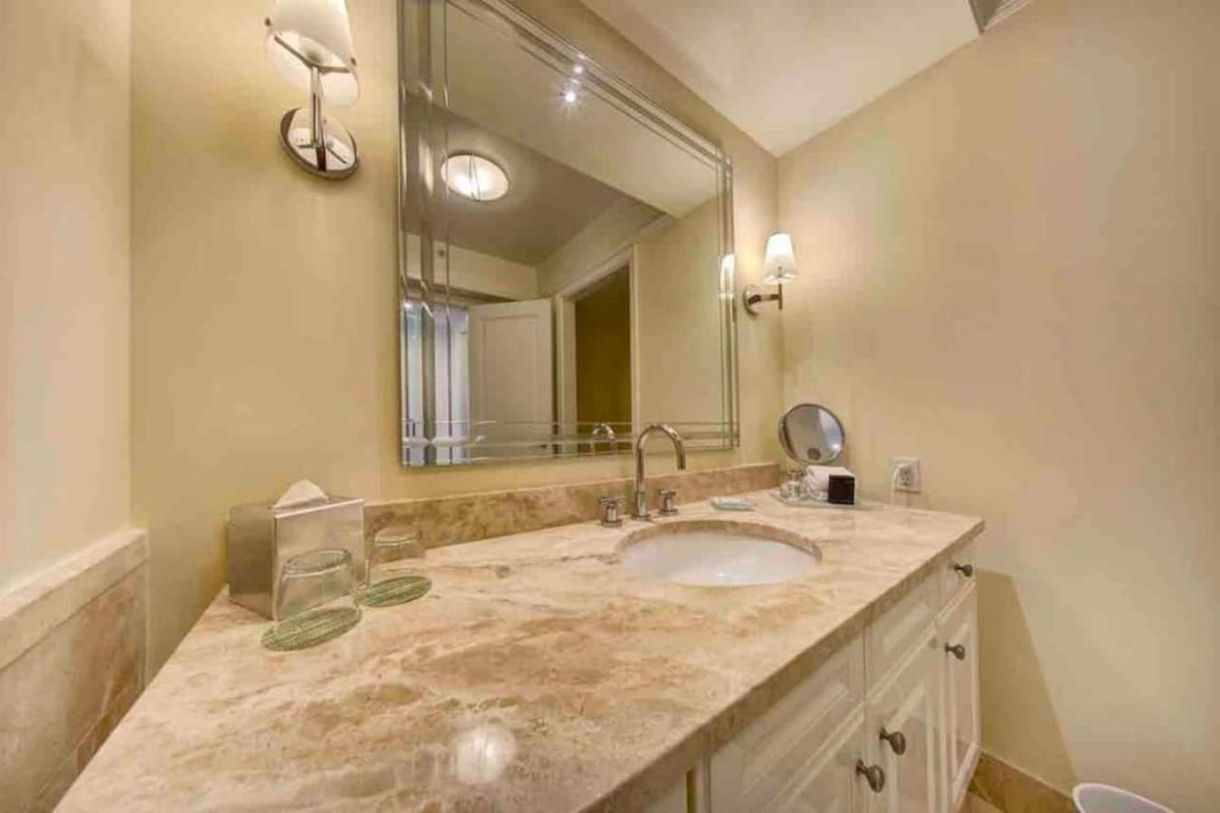 490 Large 2 Bedroom With Gorgeous Pool Apartment *