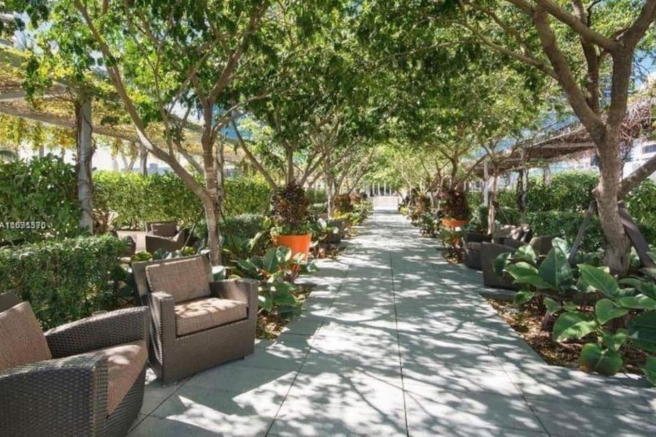 490 Large 2 Bedroom With Gorgeous Pool Apartment
