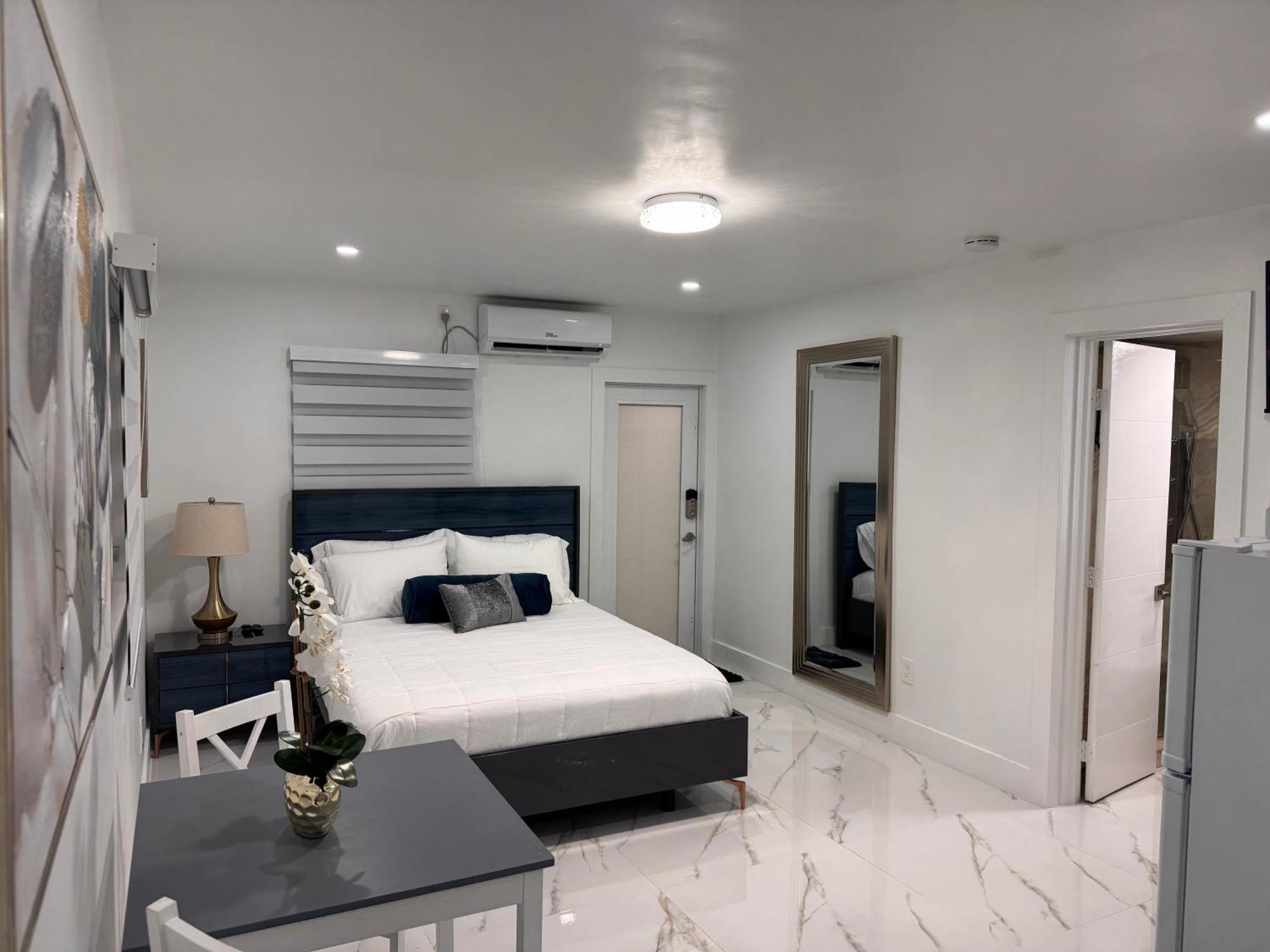 Stylish With Jacuzzi Apartment *