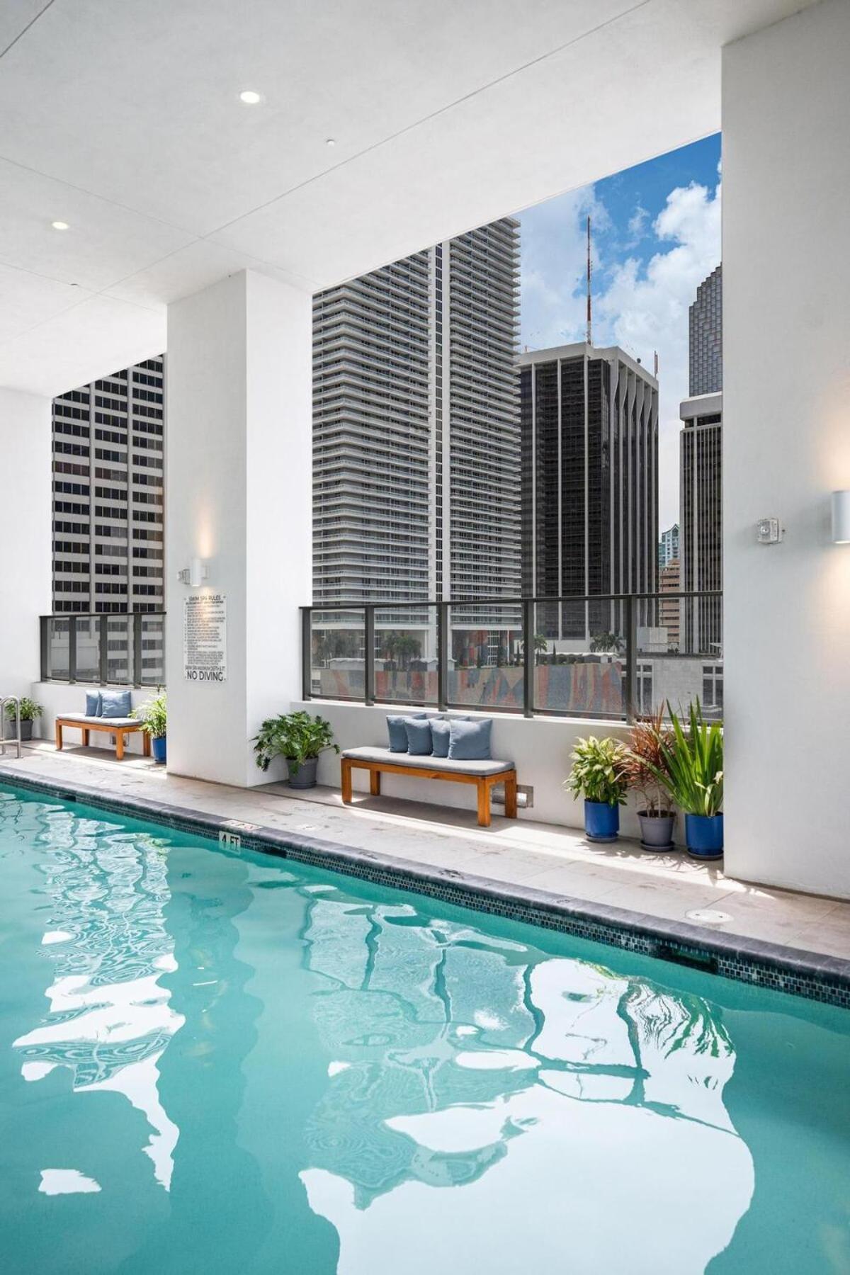 Apartment Explore Miami's Heat - Cozy Pool & Gym *