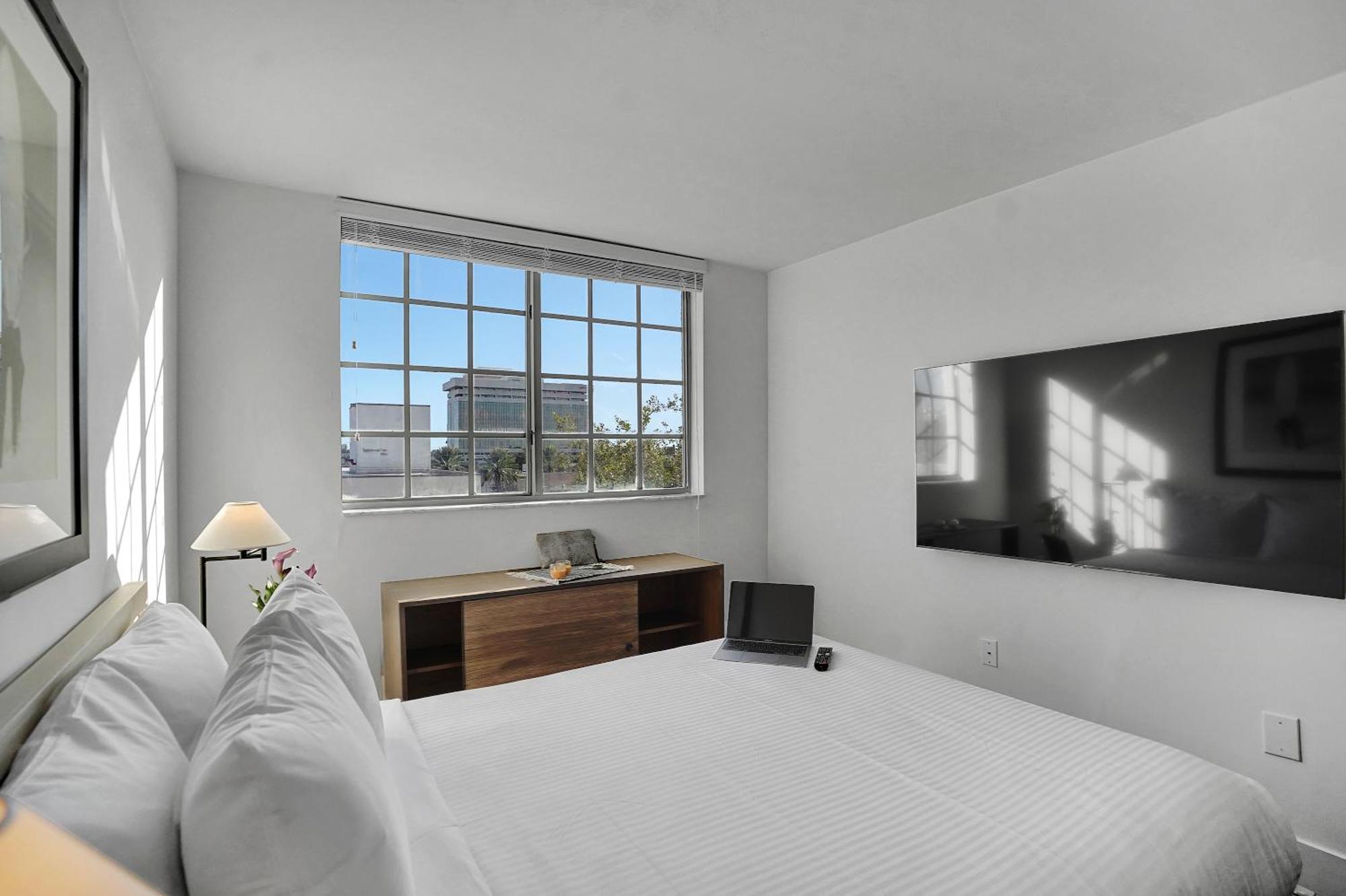 Stylish Modern At Gables Grand Plaza In Apartment *