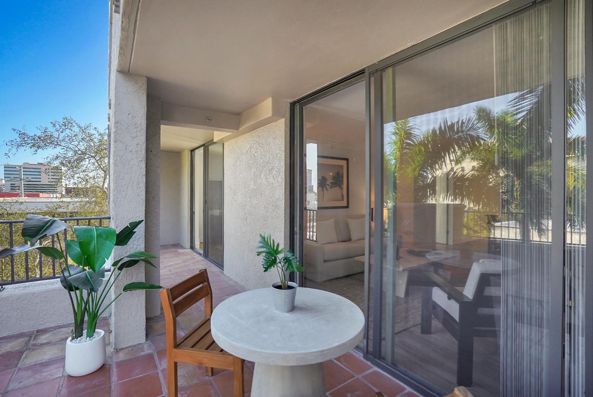 Stylish Modern At Gables Grand Plaza In Apartment *