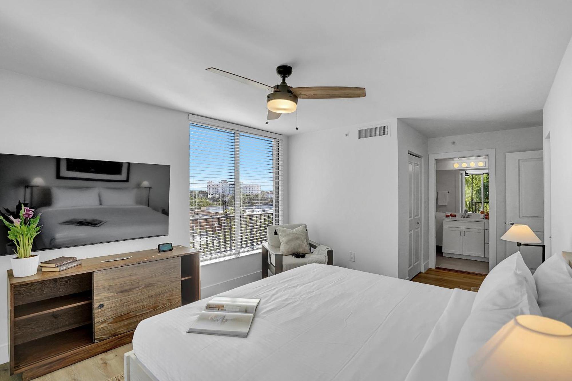 Stylish Modern At Gables Grand Plaza In Apartment Miami
