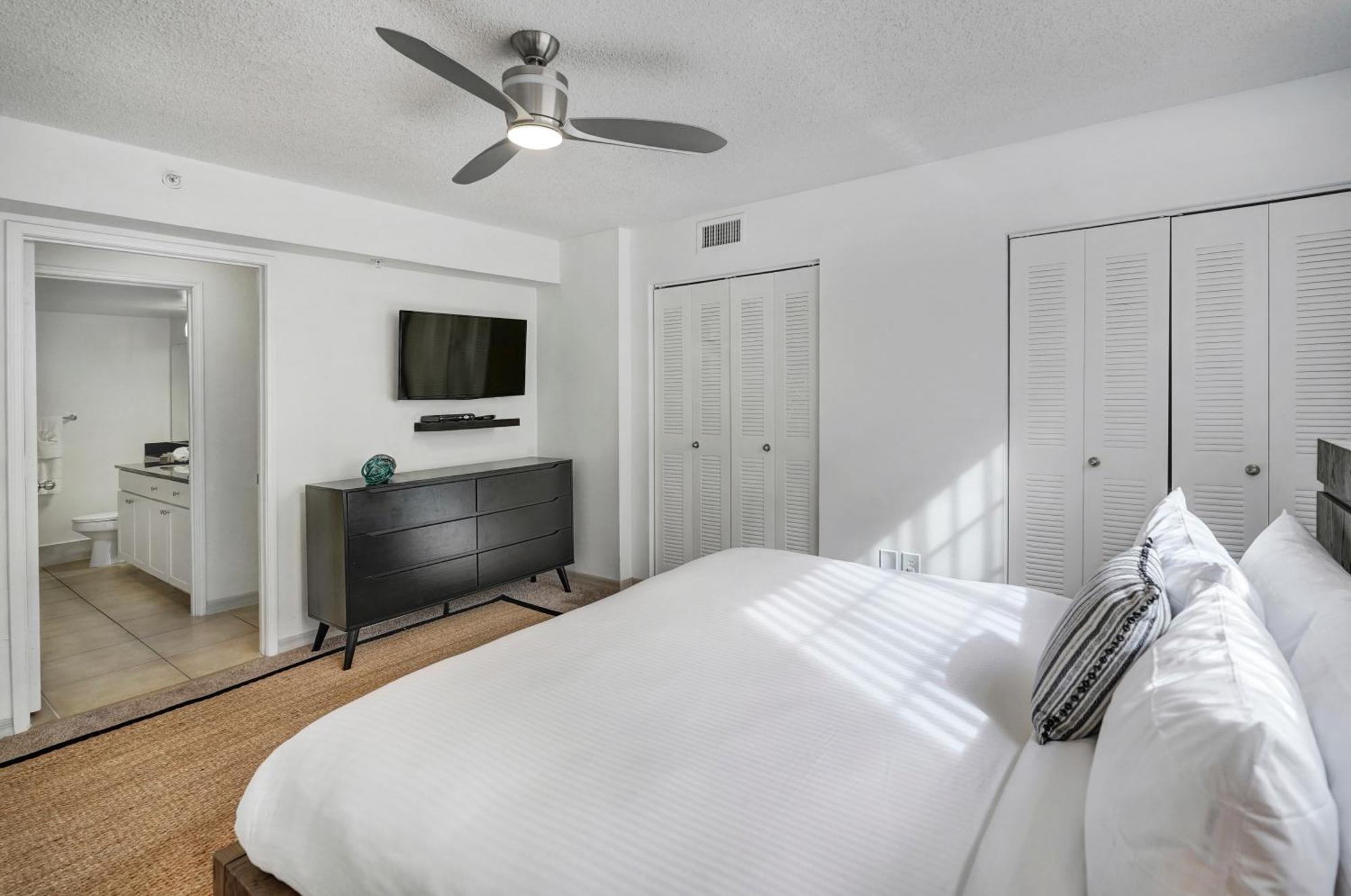 Apartment Stylish Modern At Gables Grand Plaza In