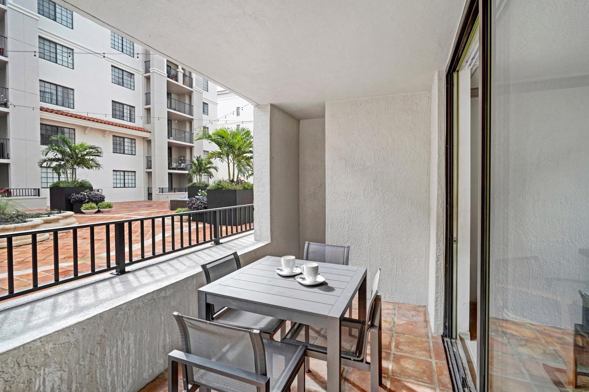 Stylish Modern At Gables Grand Plaza In Apartment Miami