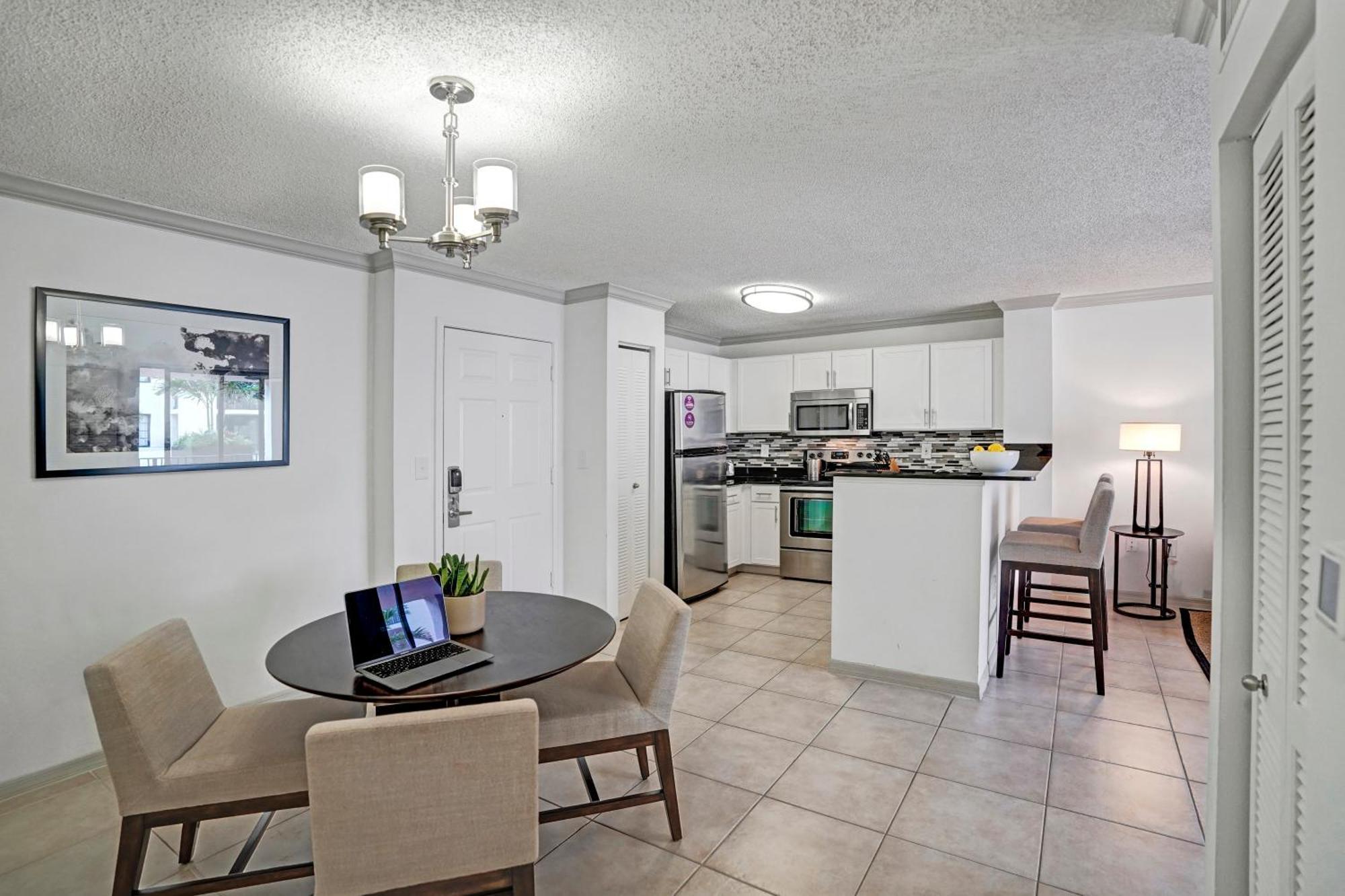 Apartment Stylish Modern At Gables Grand Plaza In