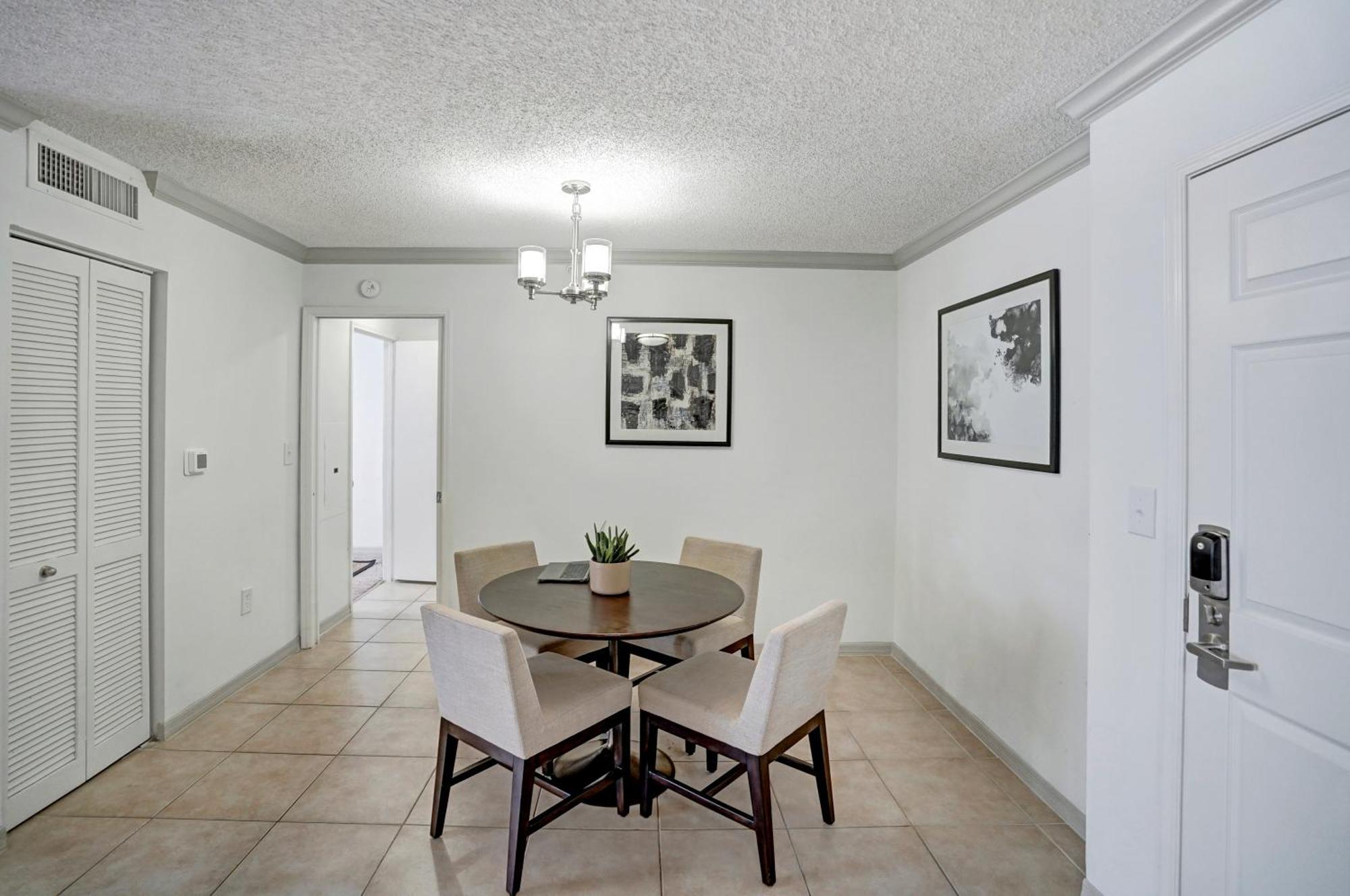 Stylish Modern At Gables Grand Plaza In Apartment *