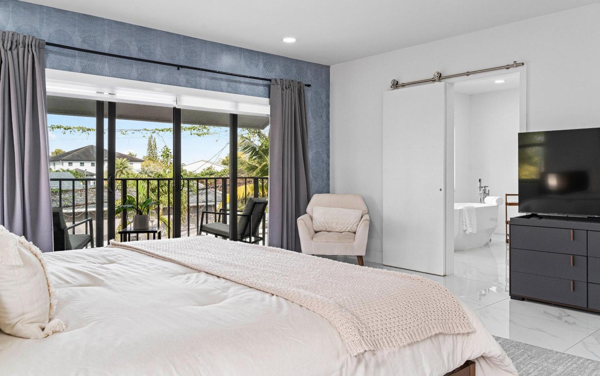 Tropical Outdoor Oasis! Private Pool & Yard, Grill, Soaking Tub, Near Coral Gables & Mia Airport Miami