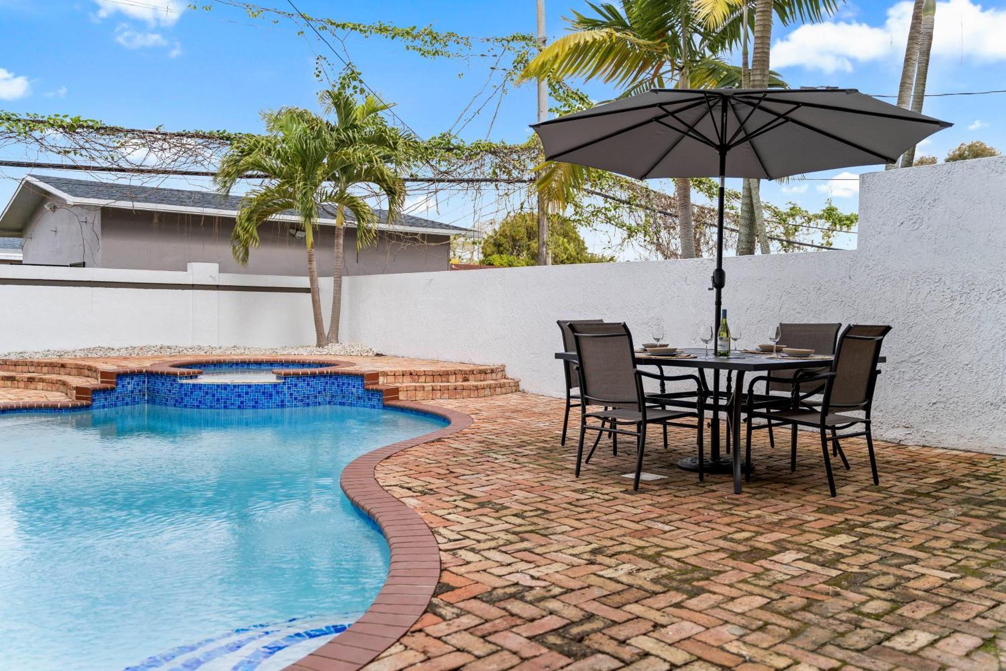 Tropical Outdoor Oasis! Private Pool & Yard, Grill, Soaking Tub, Near Coral Gables & Mia Airport Holiday home Miami