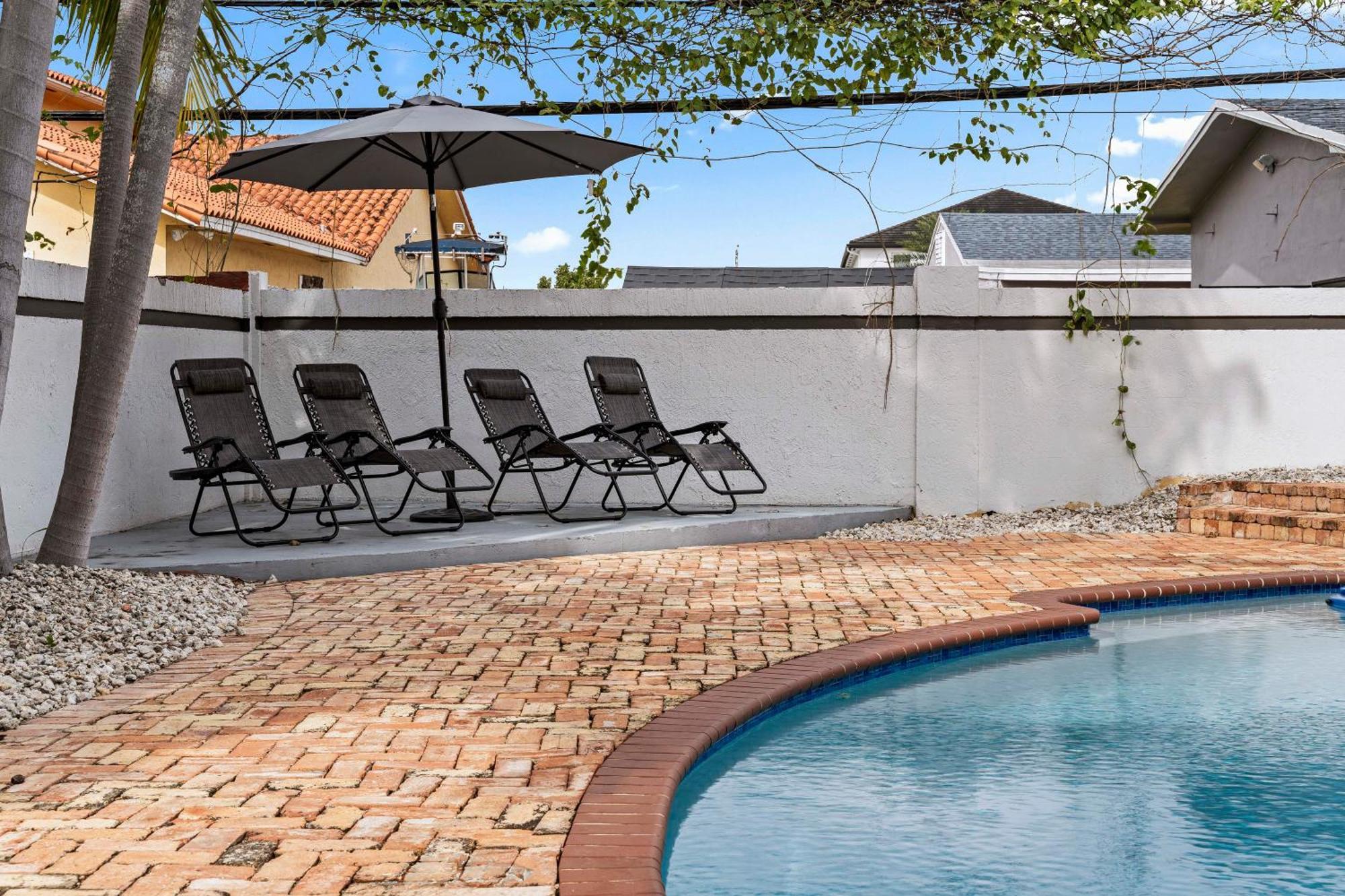 Tropical Outdoor Oasis! Private Pool & Yard, Grill, Soaking Tub, Near Coral Gables & Mia Airport *