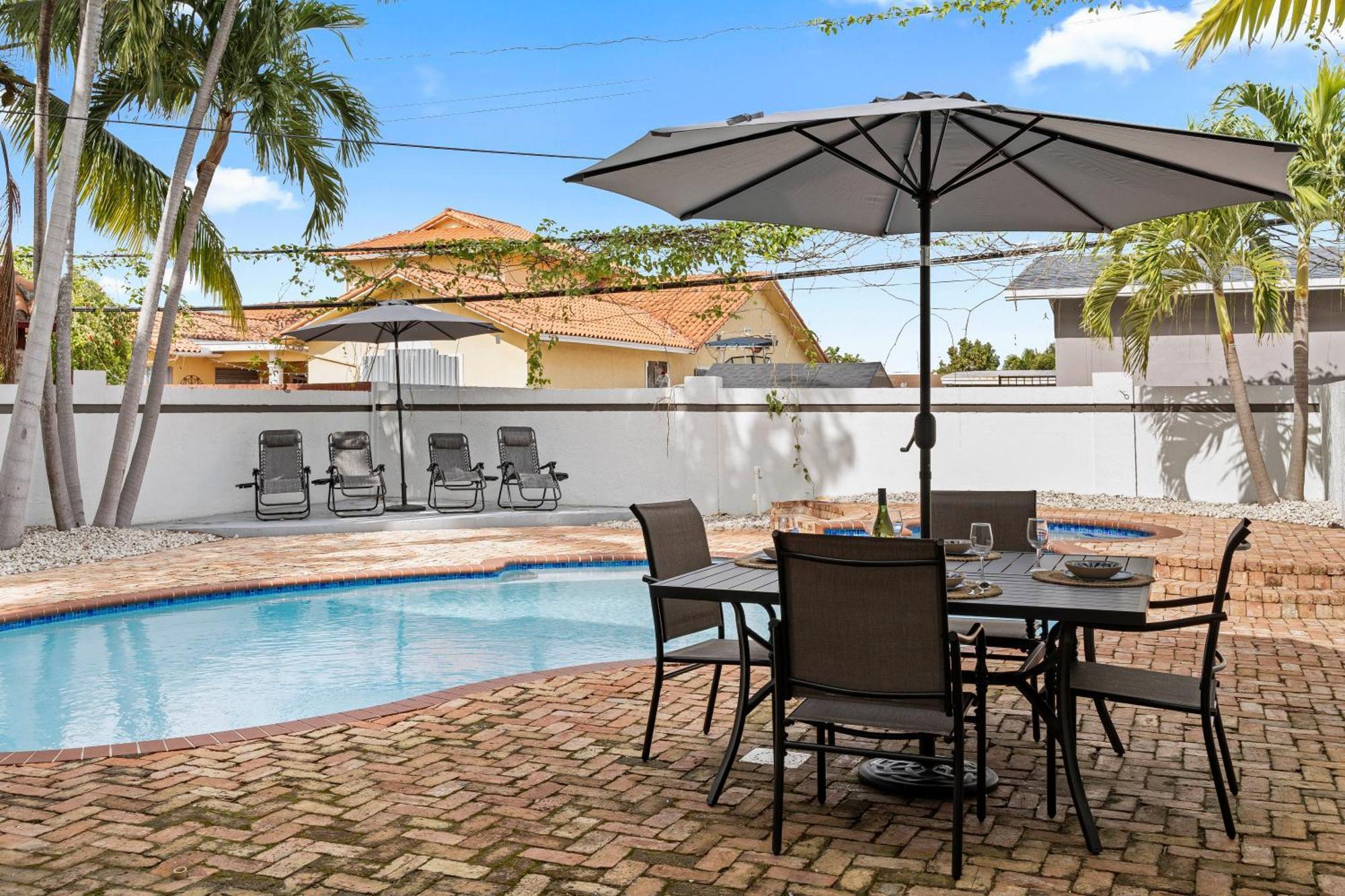 Tropical Outdoor Oasis! Private Pool & Yard, Grill, Soaking Tub, Near Coral Gables & Mia Airport * Miami
