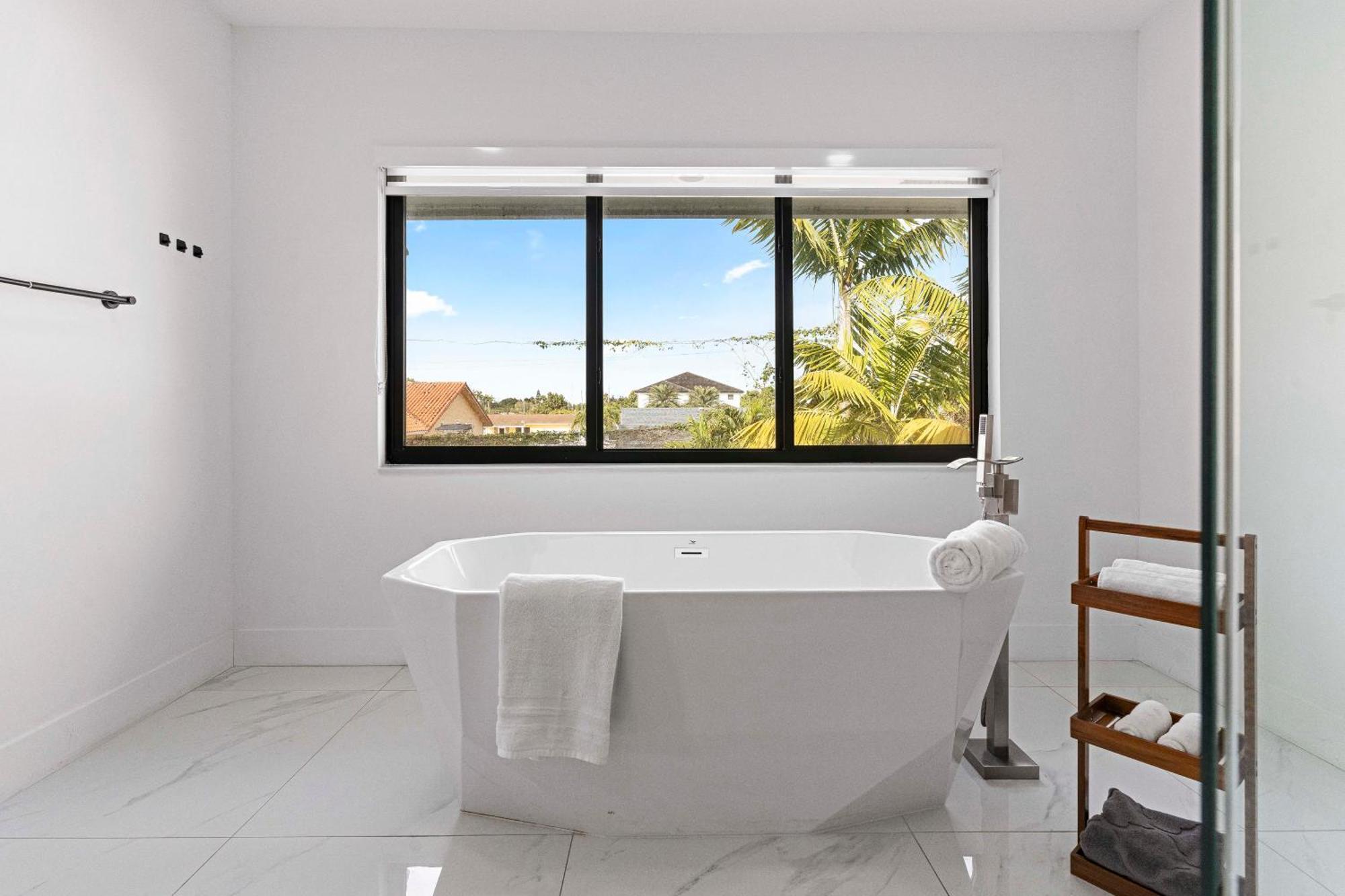 Tropical Outdoor Oasis! Private Pool & Yard, Grill, Soaking Tub, Near Coral Gables & Mia Airport Holiday home