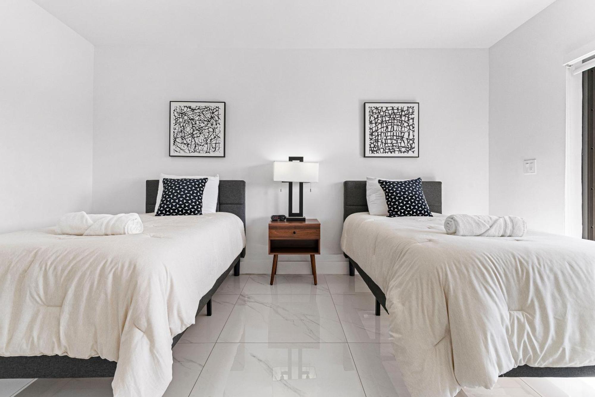 Holiday home Tropical Outdoor Oasis! Private Pool & Yard, Grill, Soaking Tub, Near Coral Gables & Mia Airport *