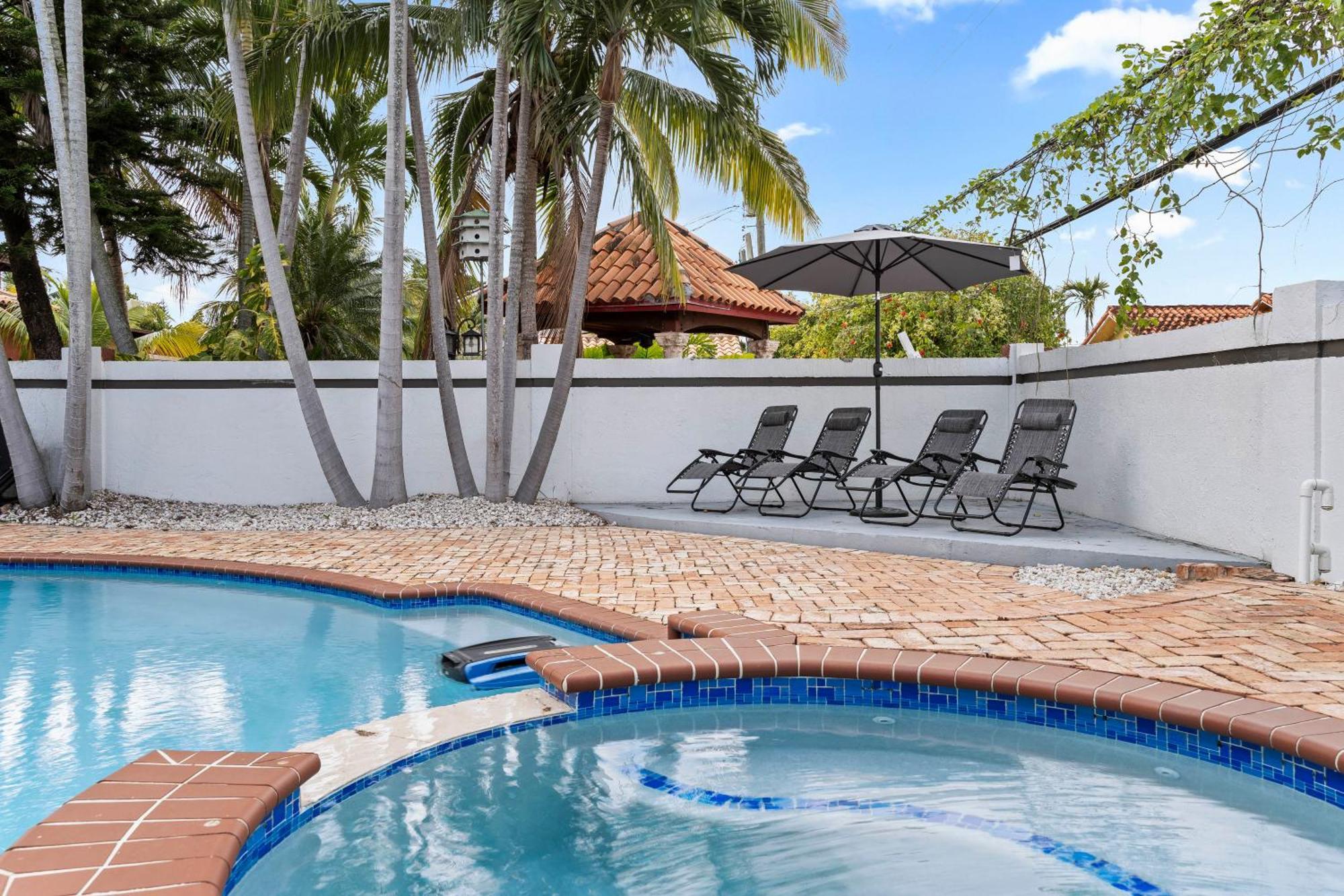 Tropical Outdoor Oasis! Private Pool & Yard, Grill, Soaking Tub, Near Coral Gables & Mia Airport *