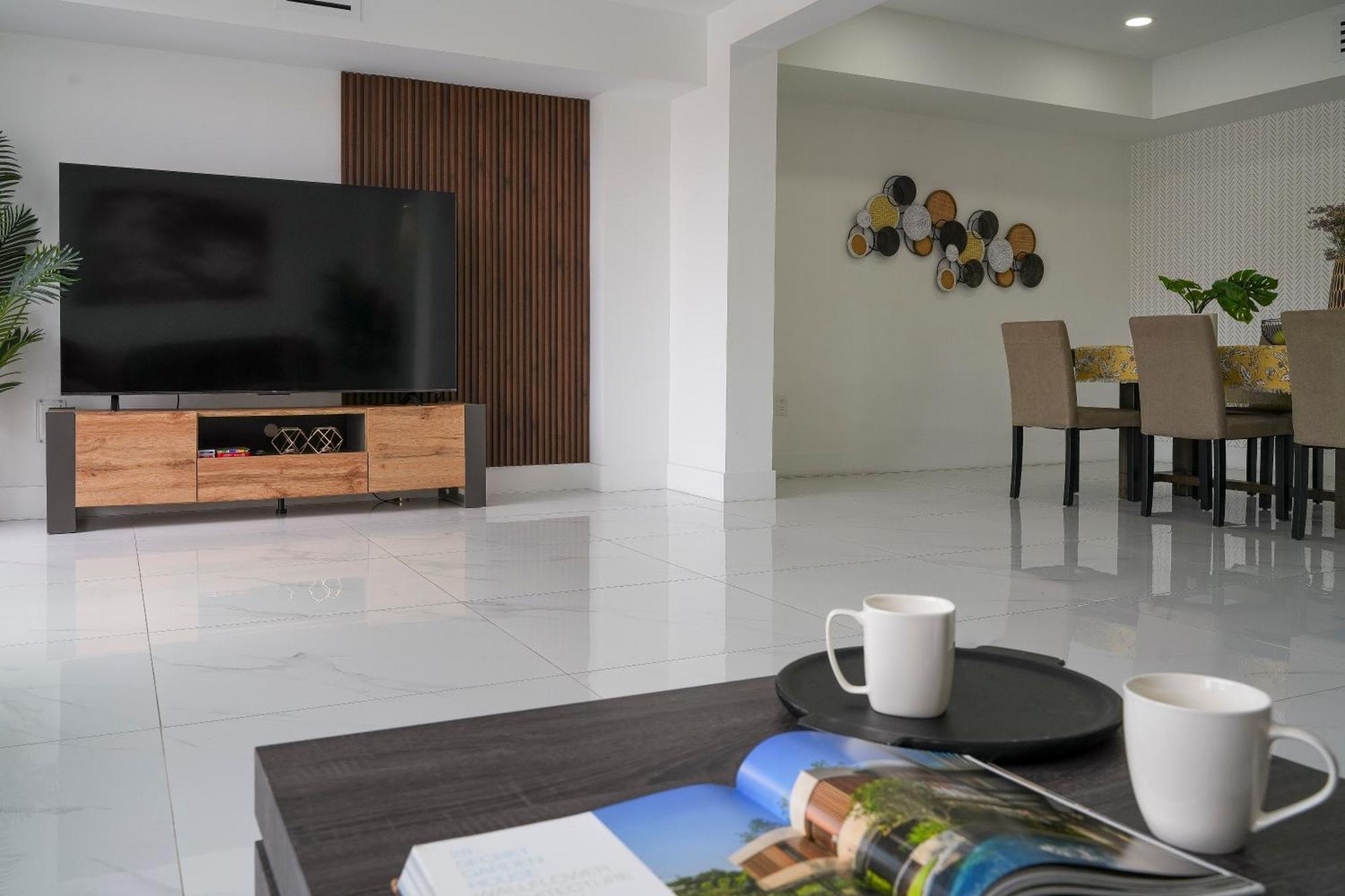 Holiday home Tropical Outdoor Oasis! Private Pool & Yard, Grill, Soaking Tub, Near Coral Gables & Mia Airport