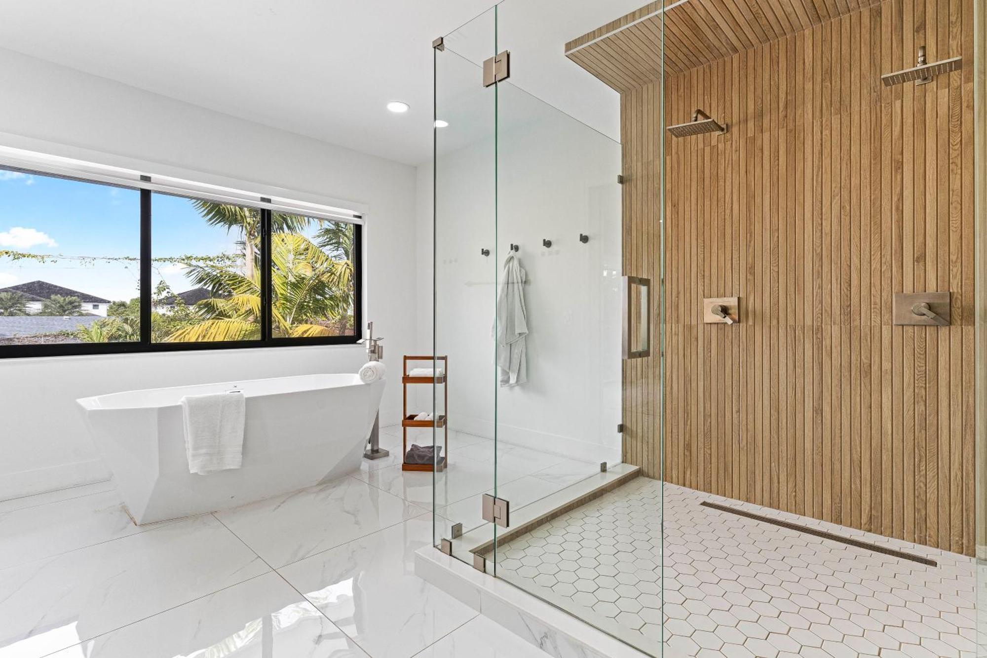 Tropical Outdoor Oasis! Private Pool & Yard, Grill, Soaking Tub, Near Coral Gables & Mia Airport Holiday home *