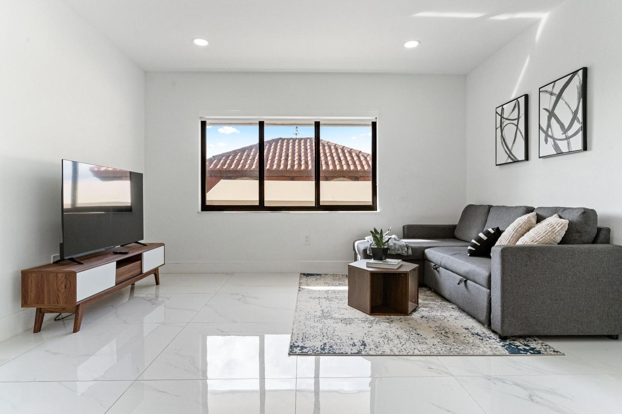Tropical Outdoor Oasis! Private Pool & Yard, Grill, Soaking Tub, Near Coral Gables & Mia Airport