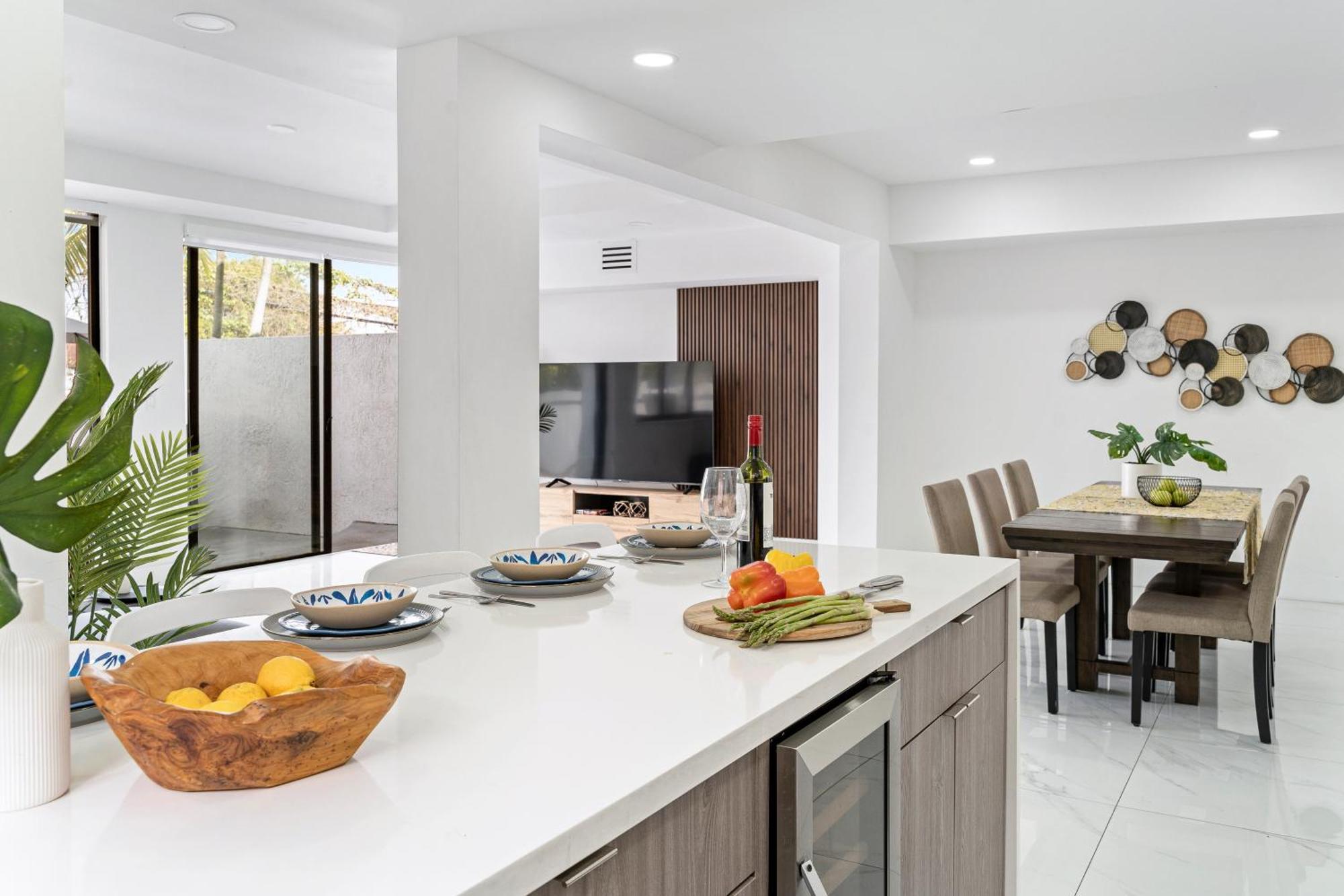 Holiday home Tropical Outdoor Oasis! Private Pool & Yard, Grill, Soaking Tub, Near Coral Gables & Mia Airport Miami