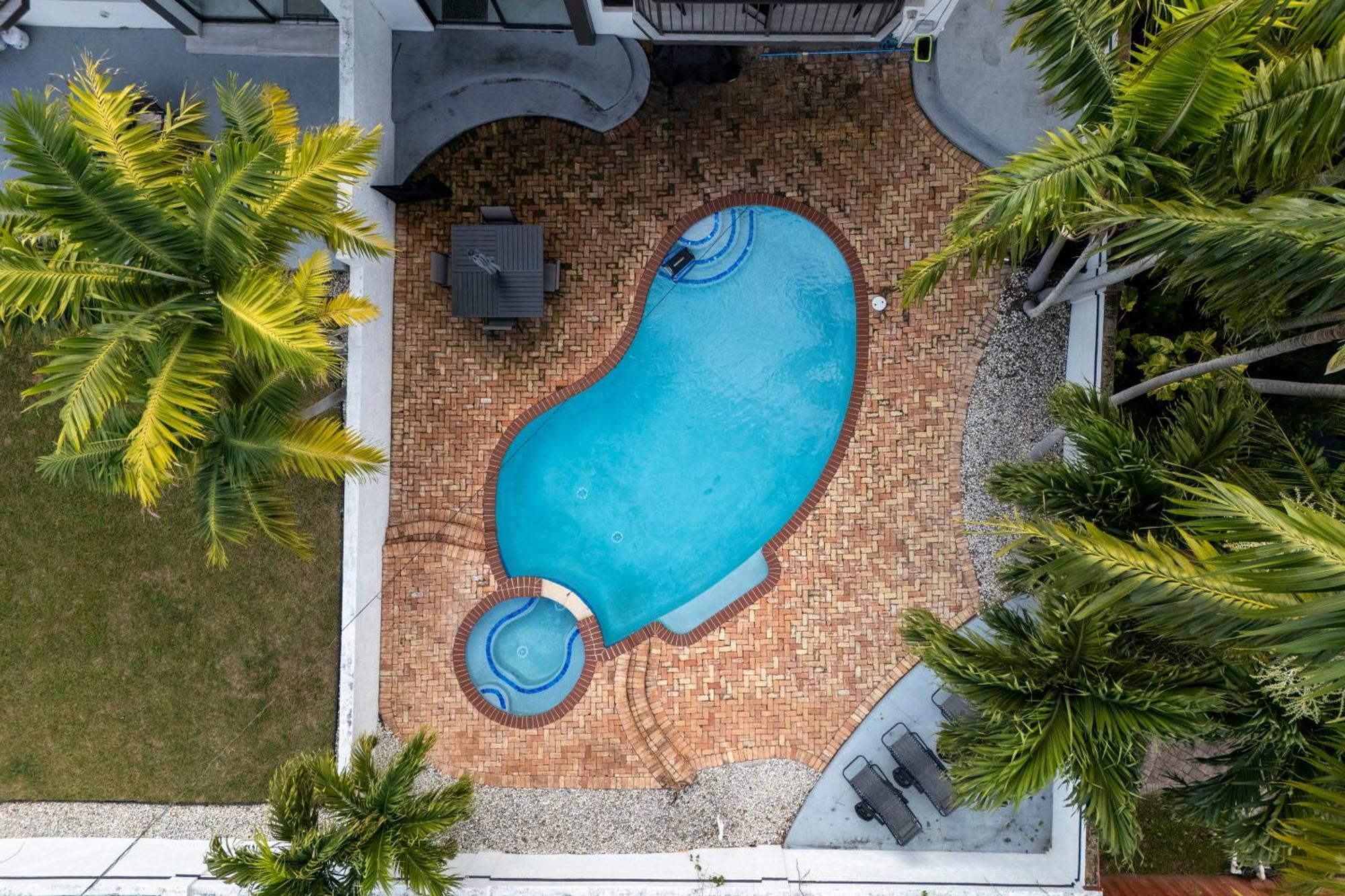 Tropical Outdoor Oasis! Private Pool & Yard, Grill, Soaking Tub, Near Coral Gables & Mia Airport * Miami