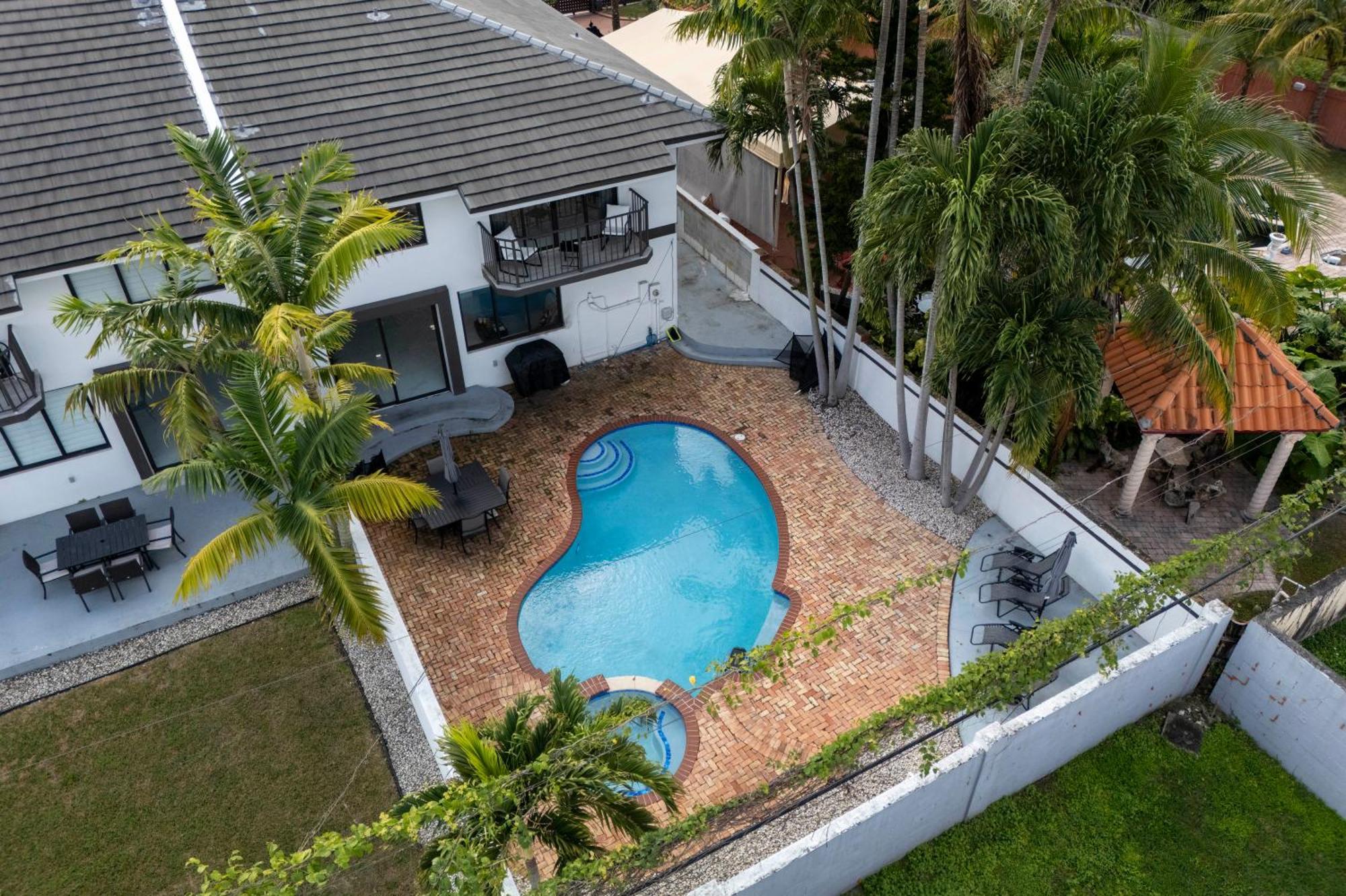 Holiday home Tropical Outdoor Oasis! Private Pool & Yard, Grill, Soaking Tub, Near Coral Gables & Mia Airport Miami