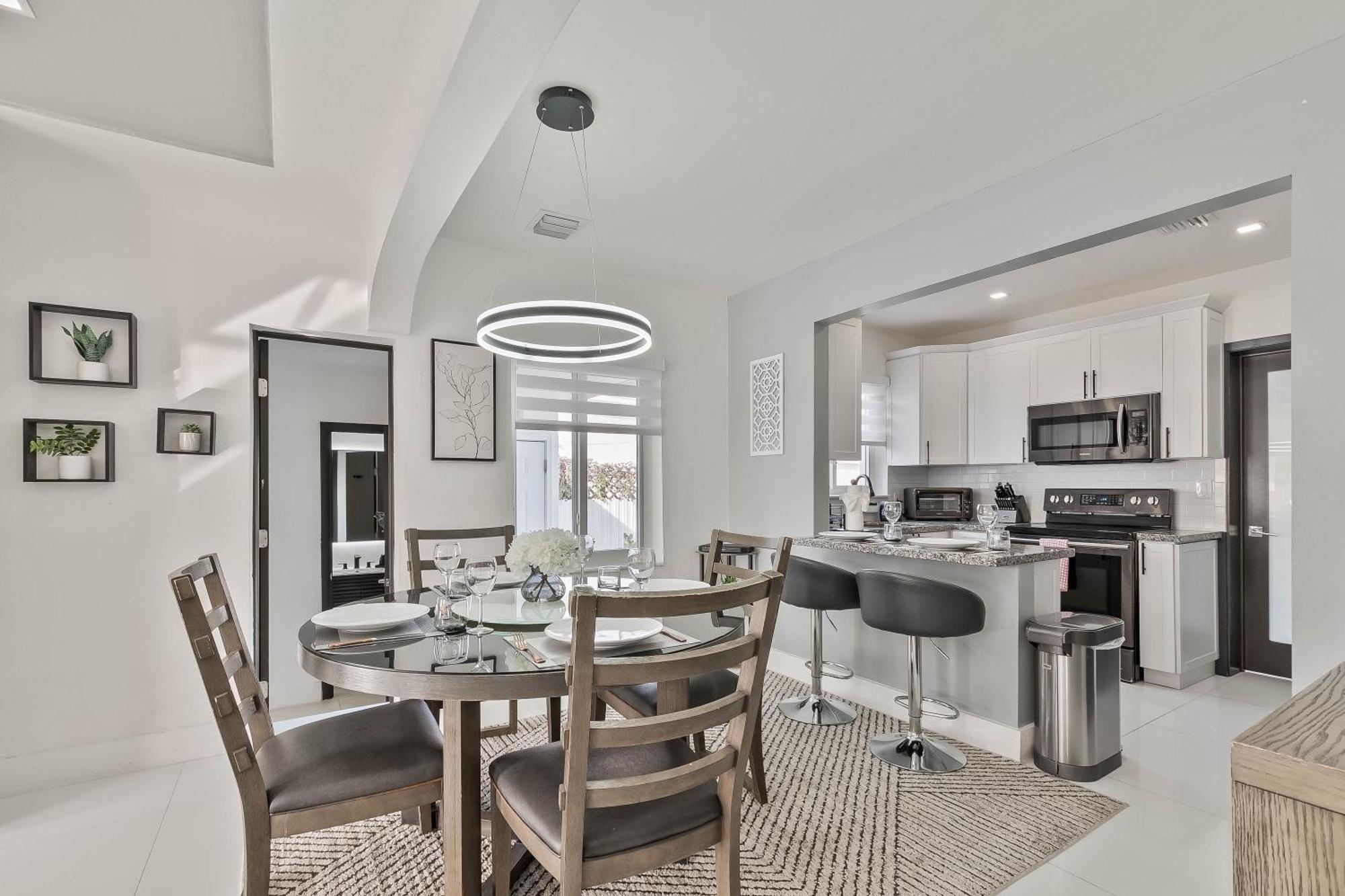 Casa Belle 3bdden, Pool, Sleeps 9 Near Brickell *