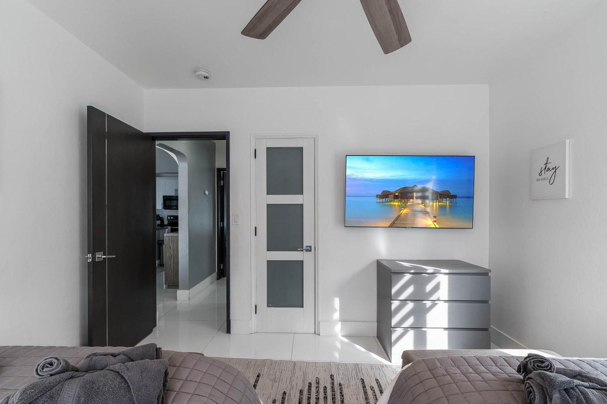Casa Belle 3bdden, Pool, Sleeps 9 Near Brickell Miami