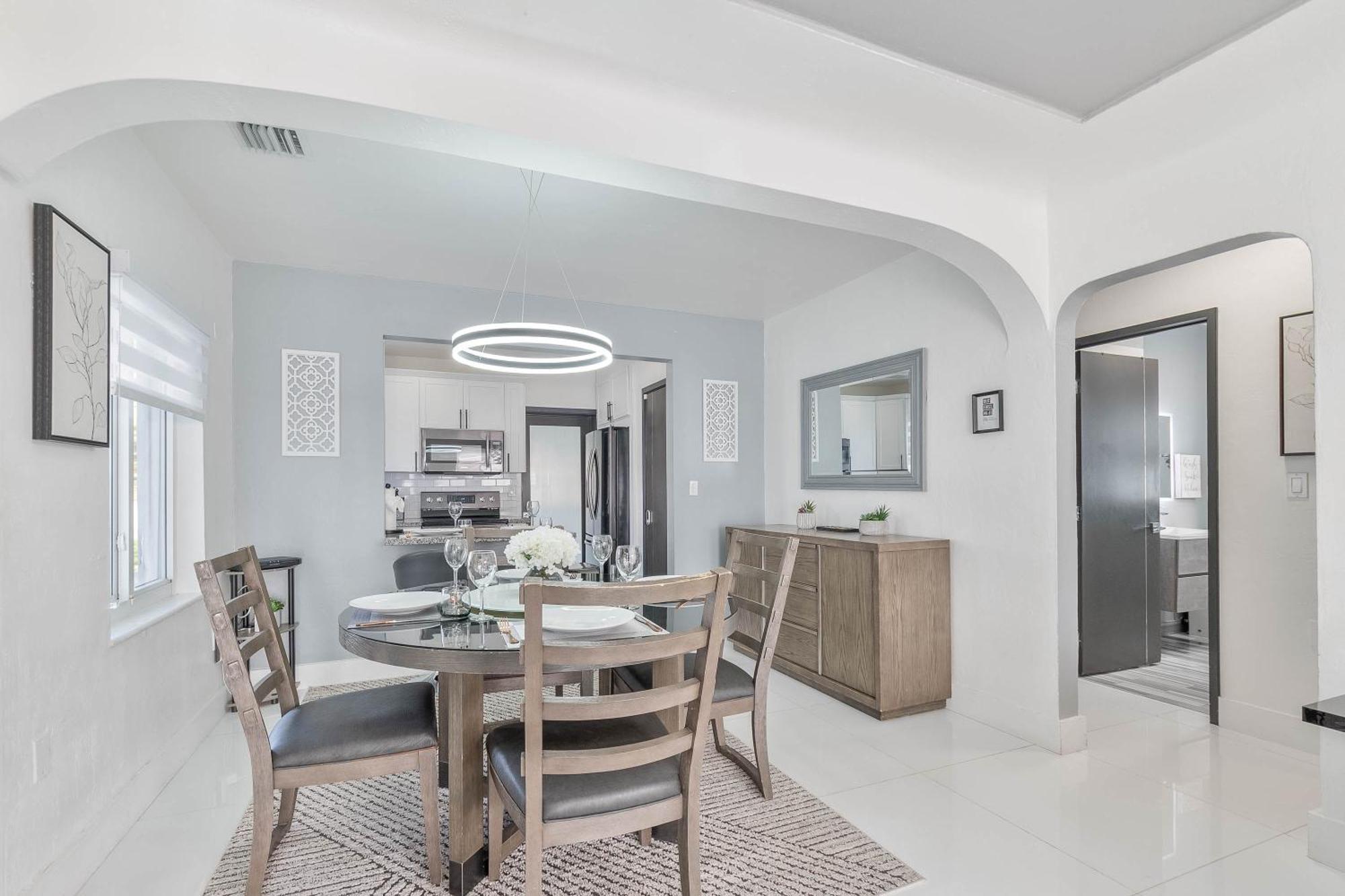 Casa Belle 3bdden, Pool, Sleeps 9 Near Brickell Holiday home