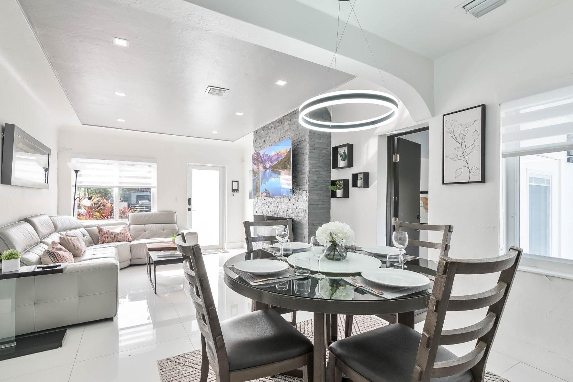 Casa Belle 3bdden, Pool, Sleeps 9 Near Brickell * Miami
